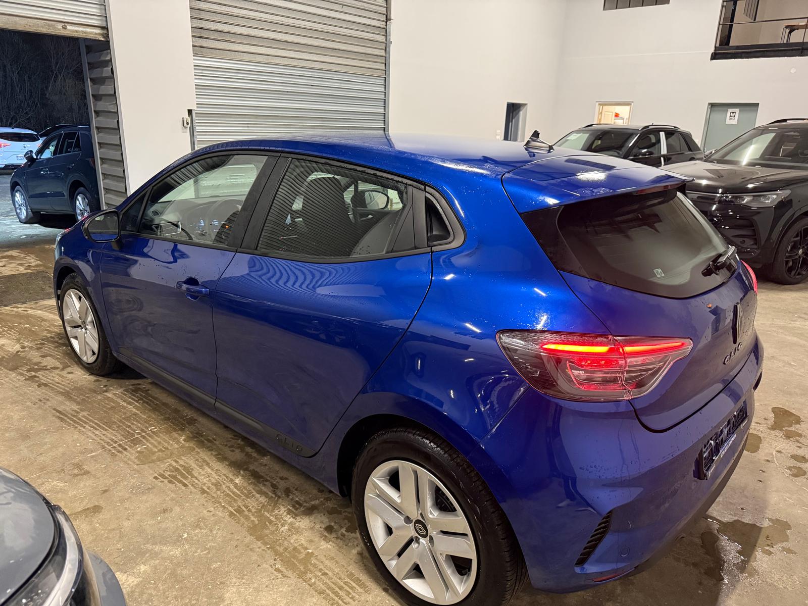 Achat RENAULT CLIO V 1.0 TCe 90 ch Phase 2 Evolution – BVM6 – 5P 16/04/2025 en France pour importation en Algérie (Occasion). Spécialiste Export -3 ans, CCR, Mujahid chez DJ CAR. Réf m9lfvdt