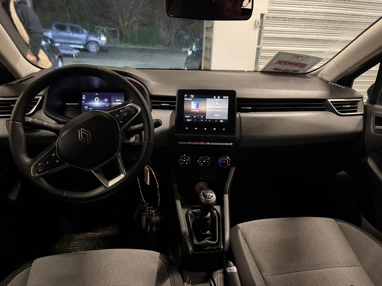 Achat RENAULT CLIO V 1.0 TCe 90 ch Phase 2 Evolution – BVM6 – 5P 16/04/2025 en France pour importation en Algérie (Occasion). Spécialiste Export -3 ans, CCR, Mujahid chez DJ CAR. Réf m9lfvdt