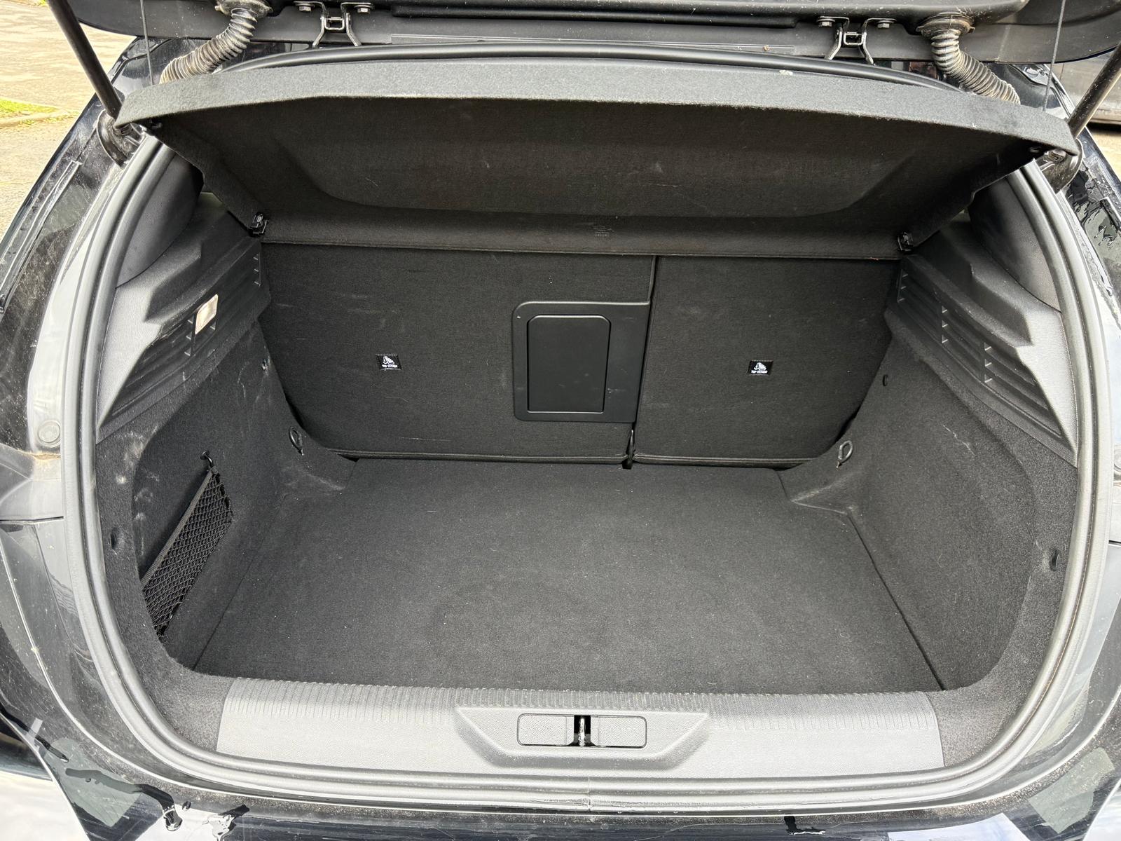 Achat PEUGEOT 308 1.2 PURETECH 130CH ALLURE EAT8 26/02/2024 en France pour importation en Algérie (Occasion). Spécialiste Export -3 ans, CCR, Mujahid chez DJ CAR. Réf 9clgisw1