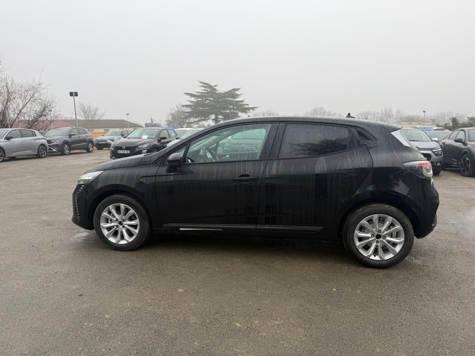 Achat RENAULT CLIO V Evolution Phase II 1.5 DCI 115CH BVM6 2026 en France pour importation en Algérie (Neuf). Spécialiste Export -3 ans, CCR, Mujahid chez DJ CAR. Réf 7q941wax