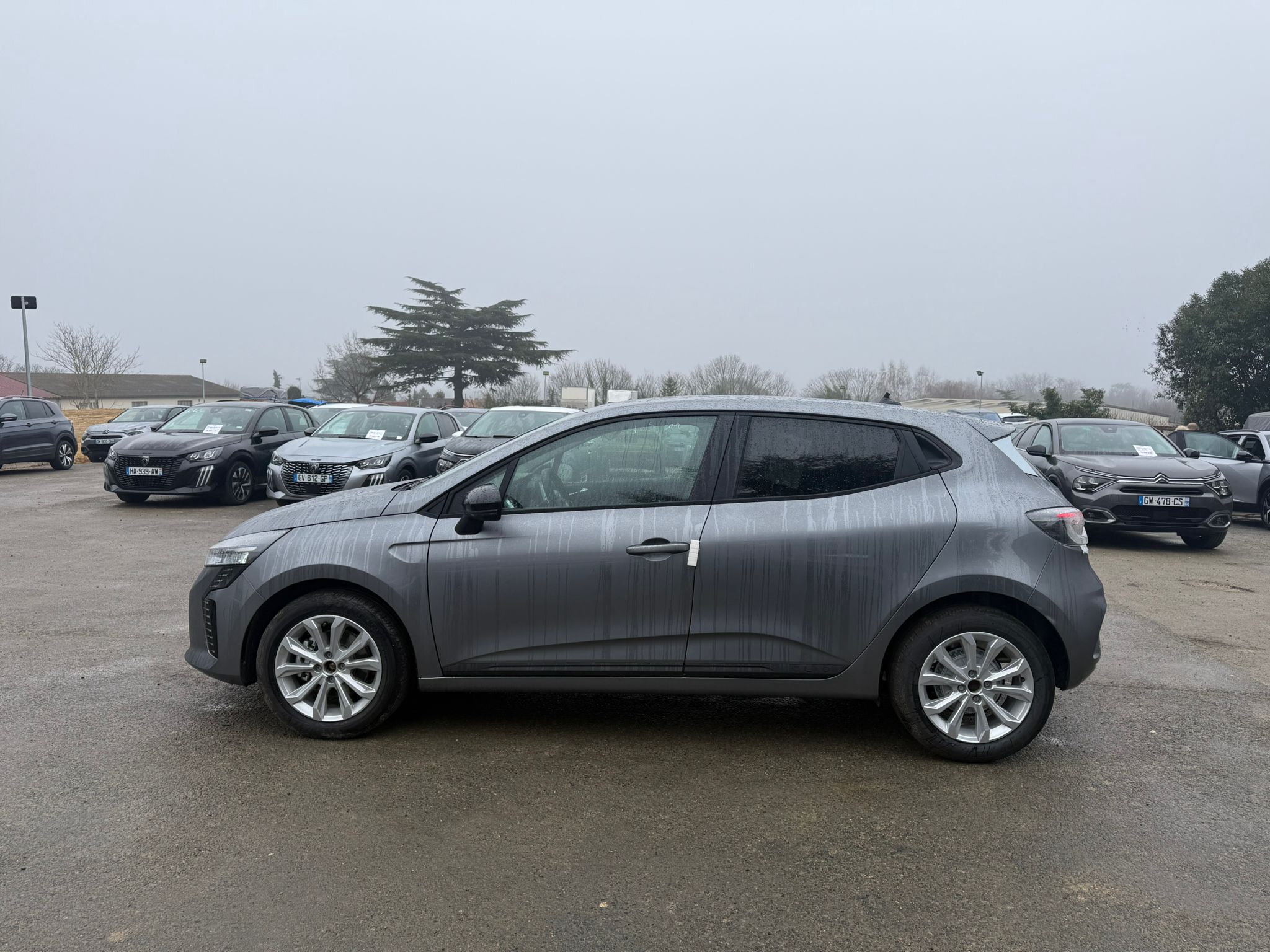 Achat RENAULT CLIO V Evolution Phase II 1.5 DCI 115CH BVM6 2026 en France pour importation en Algérie (Neuf). Spécialiste Export -3 ans, CCR, Mujahid chez DJ CAR. Réf bxe65sno