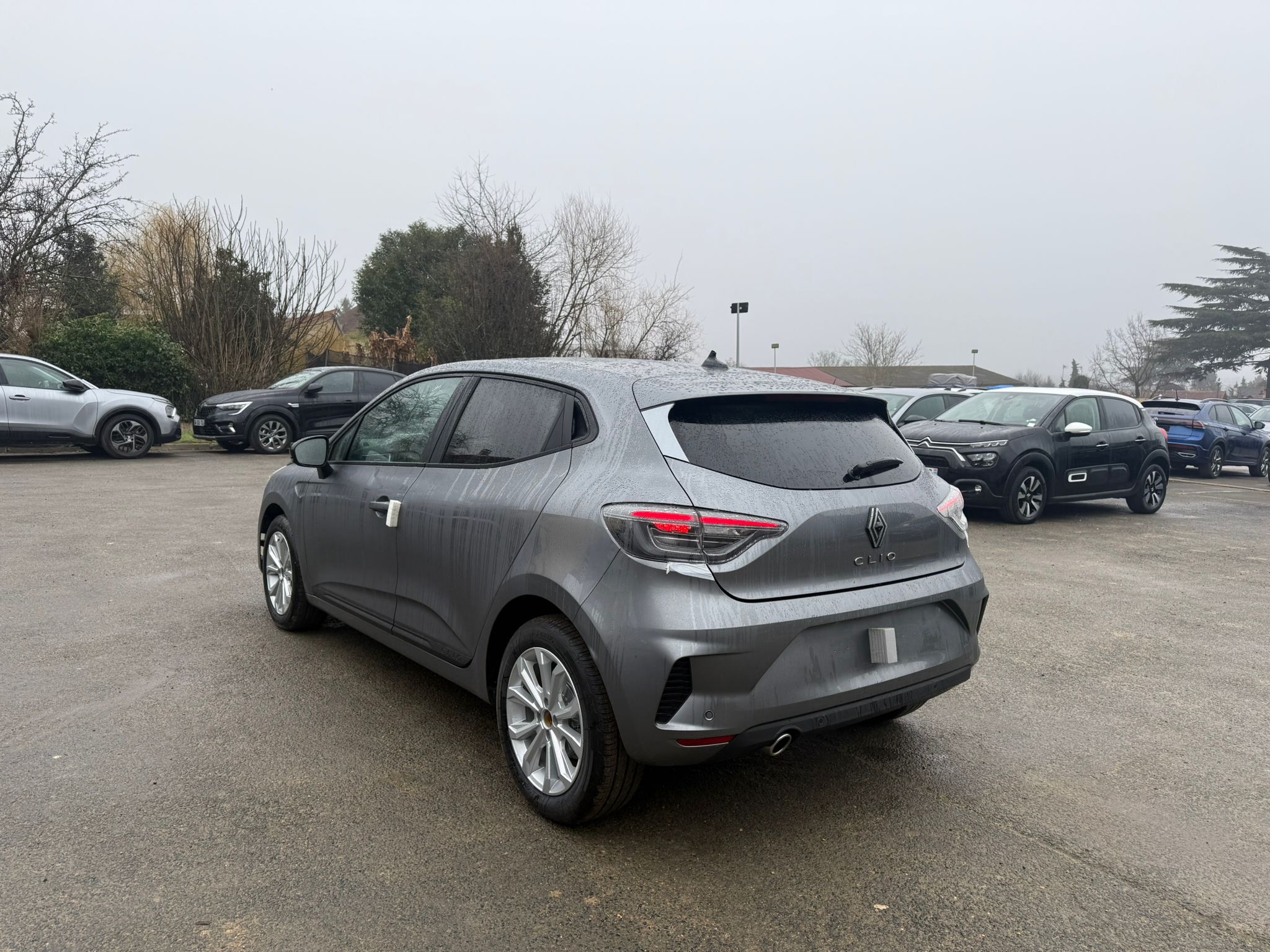 Achat RENAULT CLIO V Evolution Phase II 1.5 DCI 115CH BVM6 2026 en France pour importation en Algérie (Neuf). Spécialiste Export -3 ans, CCR, Mujahid chez DJ CAR. Réf bxe65sno