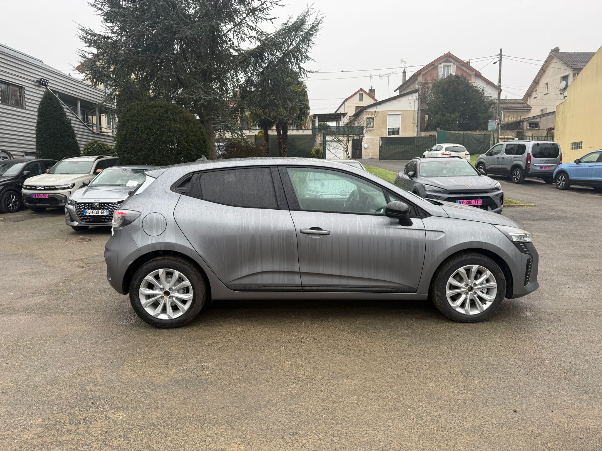 Achat RENAULT CLIO V Evolution Phase II 1.5 DCI 115CH BVM6 2026 en France pour importation en Algérie (Neuf). Spécialiste Export -3 ans, CCR, Mujahid chez DJ CAR. Réf bxe65sno