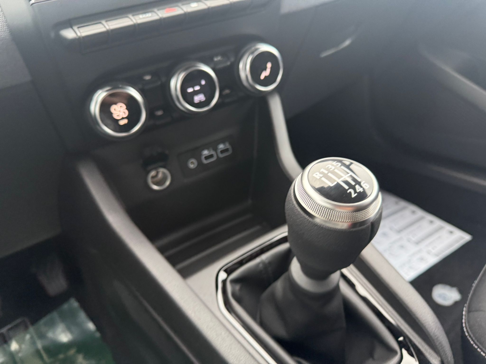 Achat RENAULT CLIO V Evolution Phase II 1.5 DCI 115CH BVM6 2026 en France pour importation en Algérie (Neuf). Spécialiste Export -3 ans, CCR, Mujahid chez DJ CAR. Réf bxe65sno