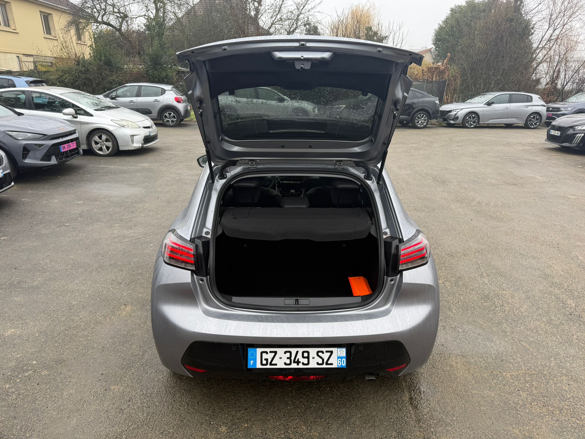 Achat PEUGEOT 208 1.2 PURETECH 100CH ALLURE BVM6 17/10/2024 en France pour importation en Algérie (Occasion). Spécialiste Export -3 ans, CCR, Mujahid chez DJ CAR. Réf 5huxi6k6