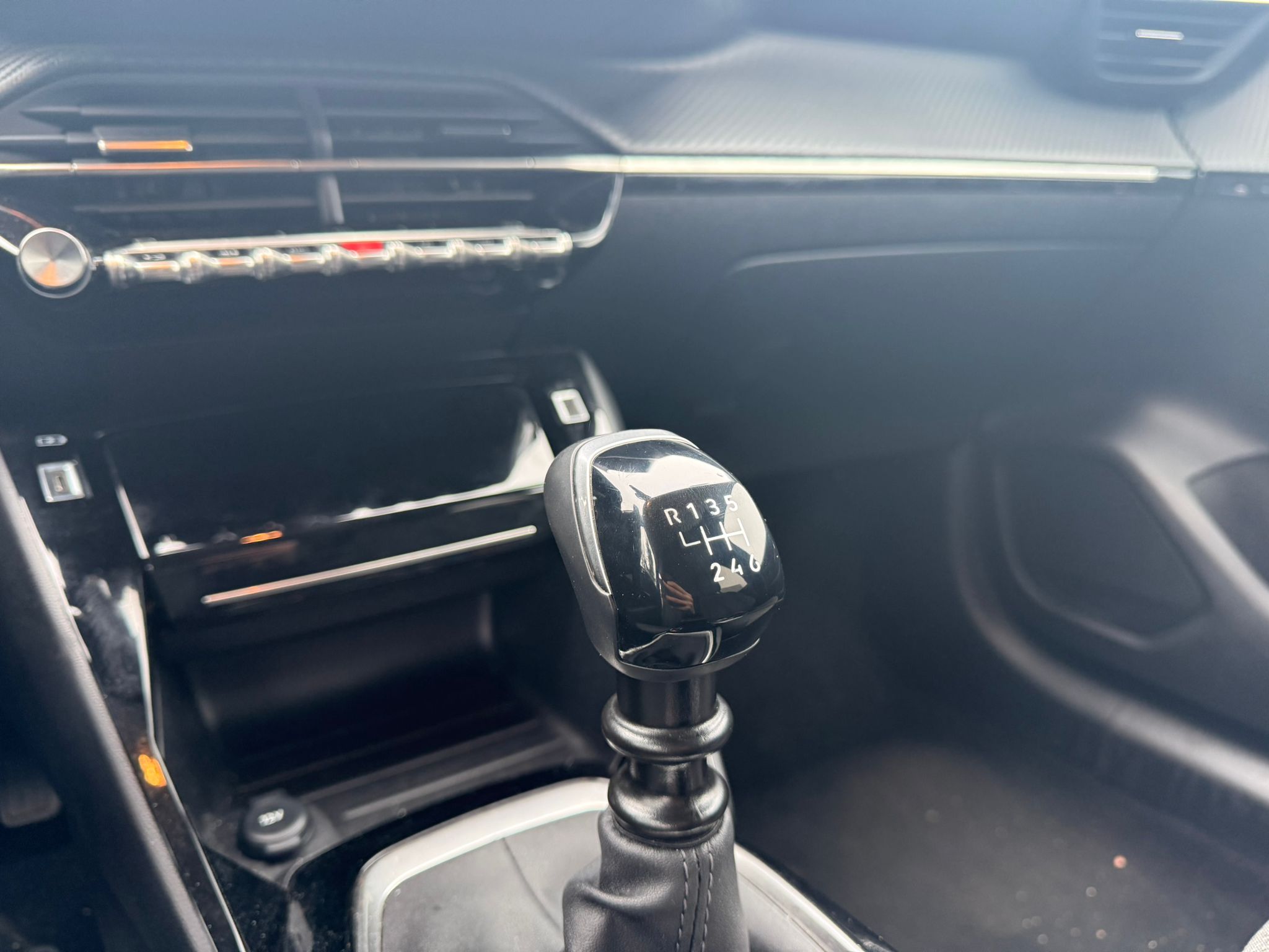 Achat PEUGEOT 208 1.2 PURETECH 100CH ALLURE BVM6 17/10/2024 en France pour importation en Algérie (Occasion). Spécialiste Export -3 ans, CCR, Mujahid chez DJ CAR. Réf 5huxi6k6