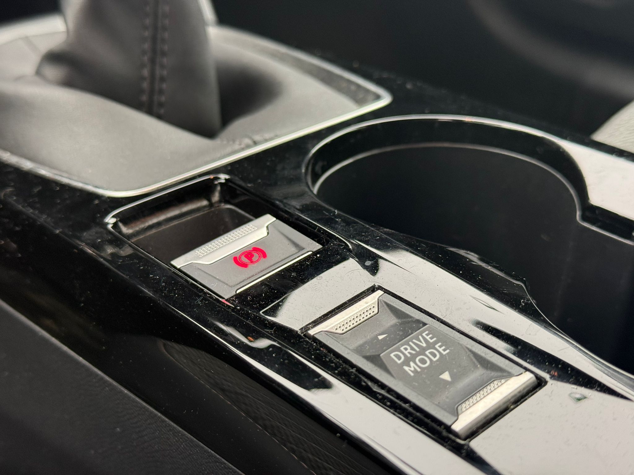 Achat PEUGEOT 208 1.2 PURETECH 100CH ALLURE BVM6 17/10/2024 en France pour importation en Algérie (Occasion). Spécialiste Export -3 ans, CCR, Mujahid chez DJ CAR. Réf 5huxi6k6