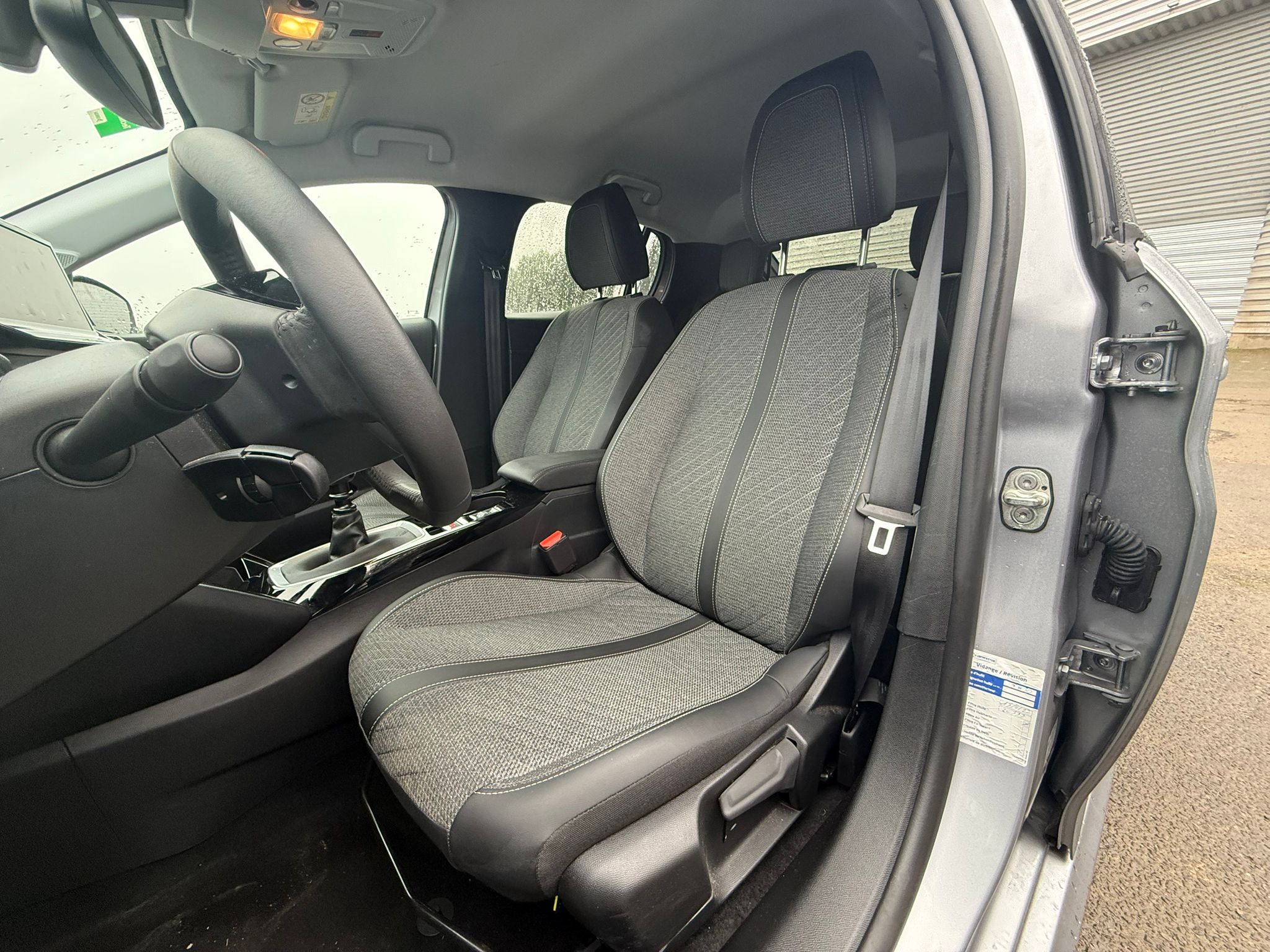 Achat PEUGEOT 208 1.2 PURETECH 100CH ALLURE BVM6 17/10/2024 en France pour importation en Algérie (Occasion). Spécialiste Export -3 ans, CCR, Mujahid chez DJ CAR. Réf 5huxi6k6