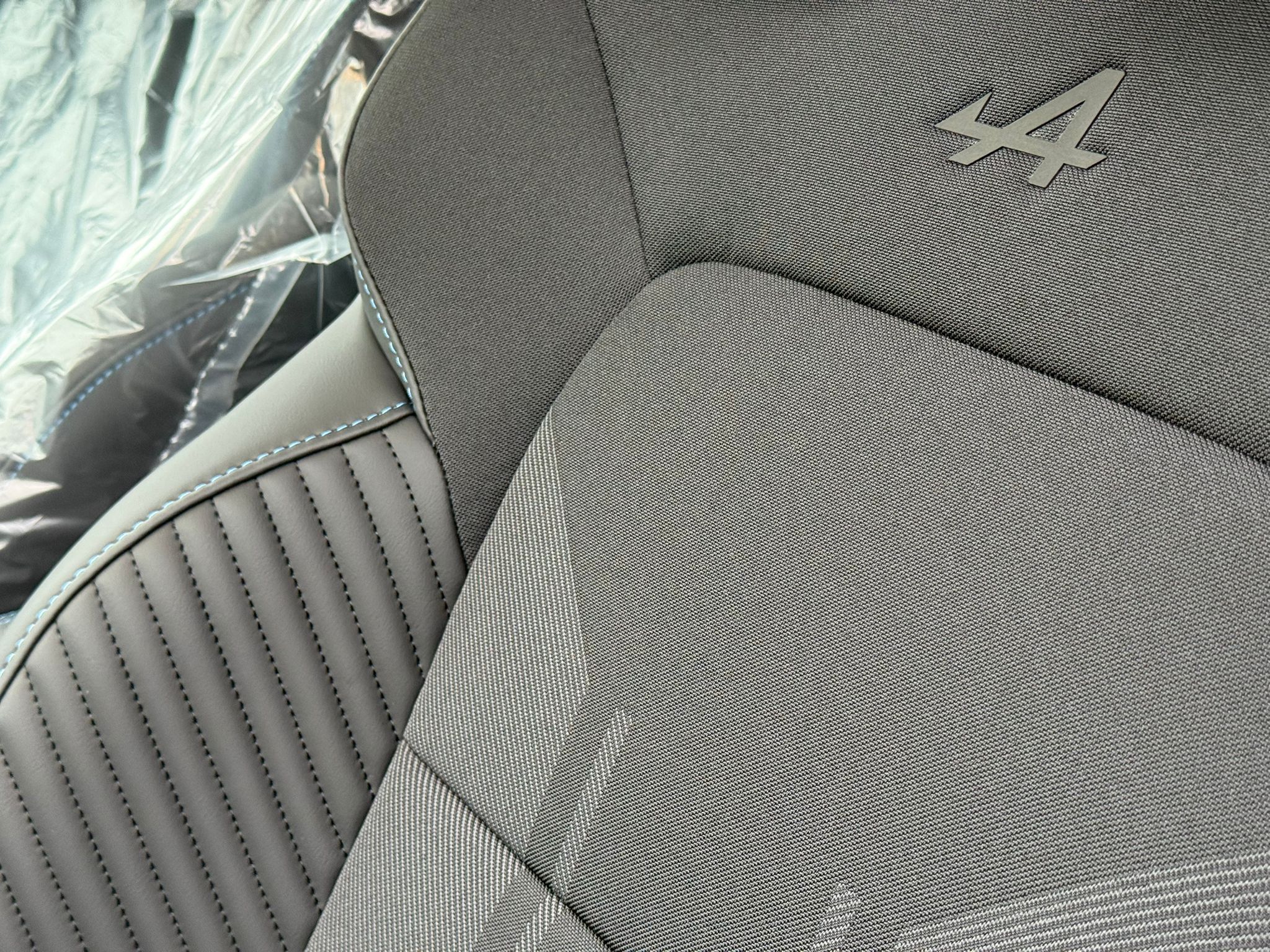 Achat RENAULT CLIO V ESPRIT ALPINE 1.5 DCI 115CH BVM 2026 en France pour importation en Algérie (Neuf). Spécialiste Export -3 ans, CCR, Mujahid chez DJ CAR. Réf 4701ew2h