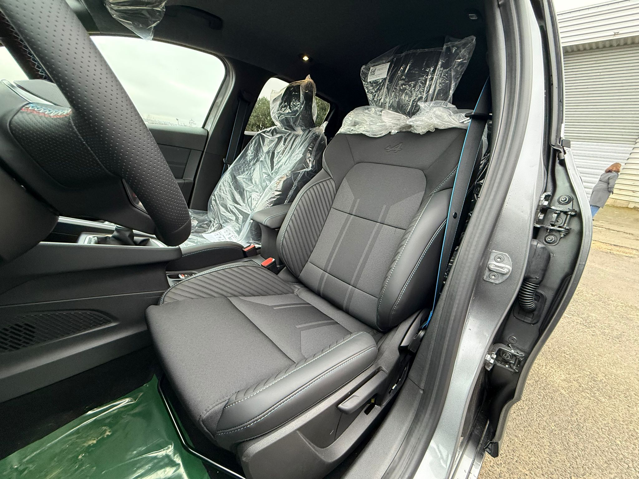 Achat RENAULT CLIO V ESPRIT ALPINE 1.5 DCI 115CH BVM 2026 en France pour importation en Algérie (Neuf). Spécialiste Export -3 ans, CCR, Mujahid chez DJ CAR. Réf 4701ew2h