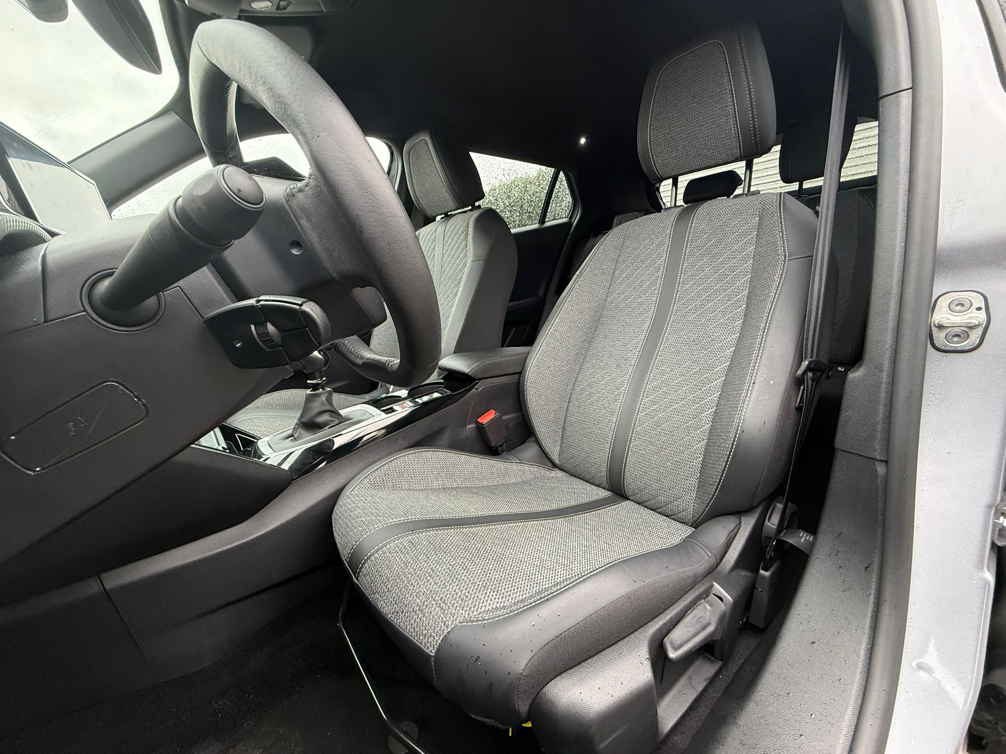 Achat PEUGEOT 2008 1.2 PURETECH 100CH ALLURE BVM6 06/11/2024 en France pour importation en Algérie (Occasion). Spécialiste Export -3 ans, CCR, Mujahid chez DJ CAR. Réf ak8l1r9l