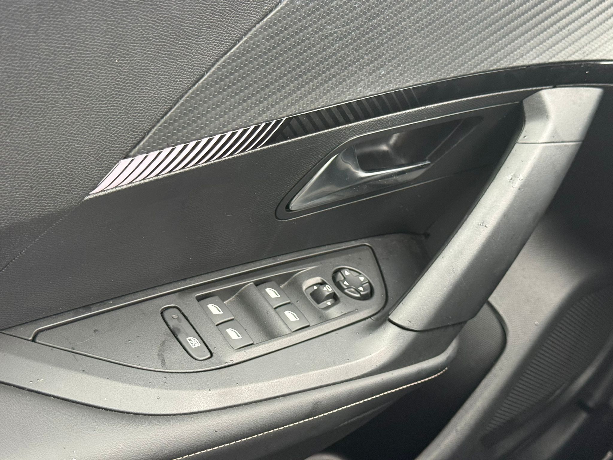 Achat PEUGEOT 2008 1.2 PURETECH 100CH ALLURE BVM6 06/11/2024 en France pour importation en Algérie (Occasion). Spécialiste Export -3 ans, CCR, Mujahid chez DJ CAR. Réf ak8l1r9l