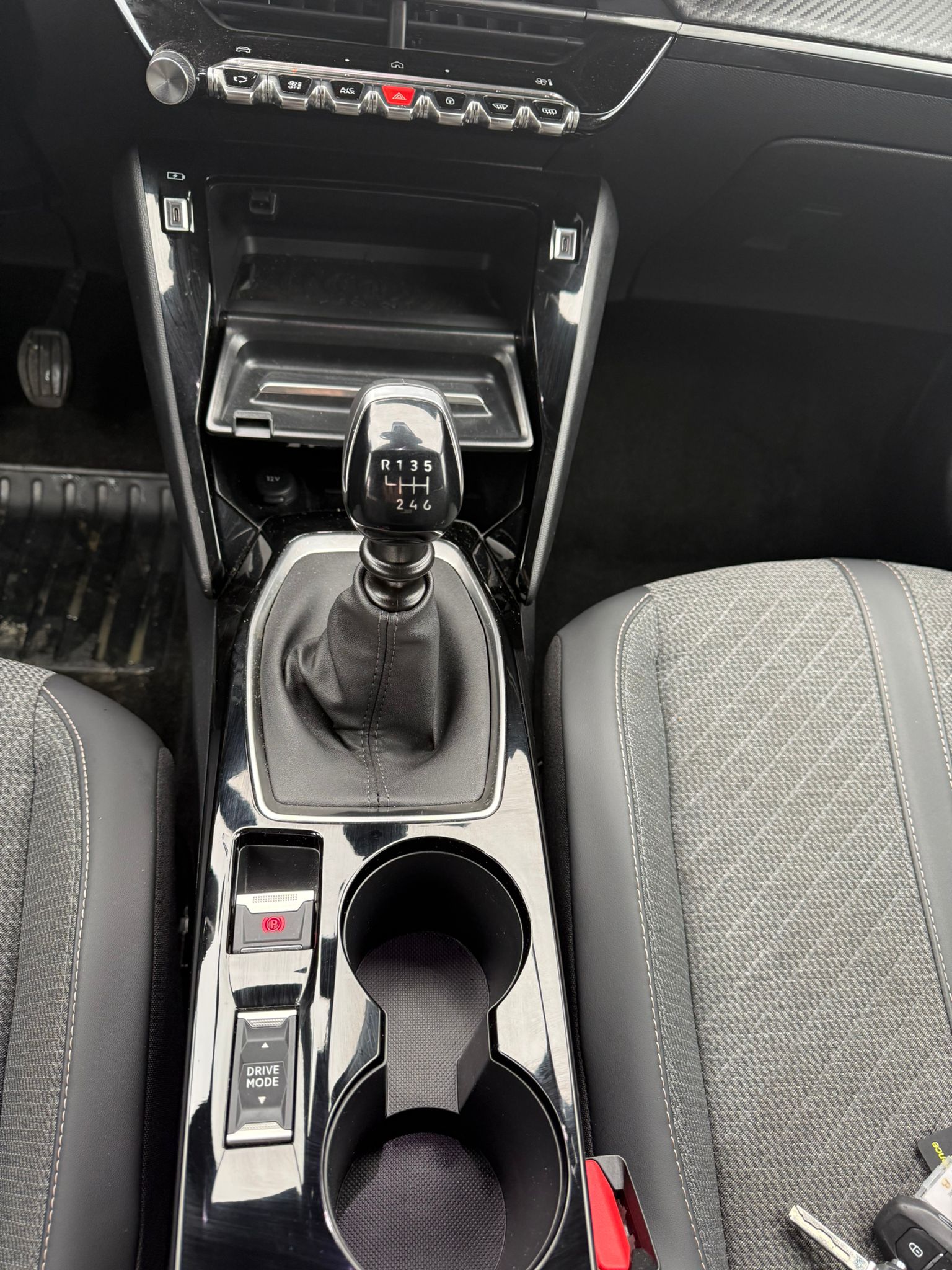 Achat PEUGEOT 2008 1.2 PURETECH 100CH ALLURE BVM6 06/11/2024 en France pour importation en Algérie (Occasion). Spécialiste Export -3 ans, CCR, Mujahid chez DJ CAR. Réf ak8l1r9l