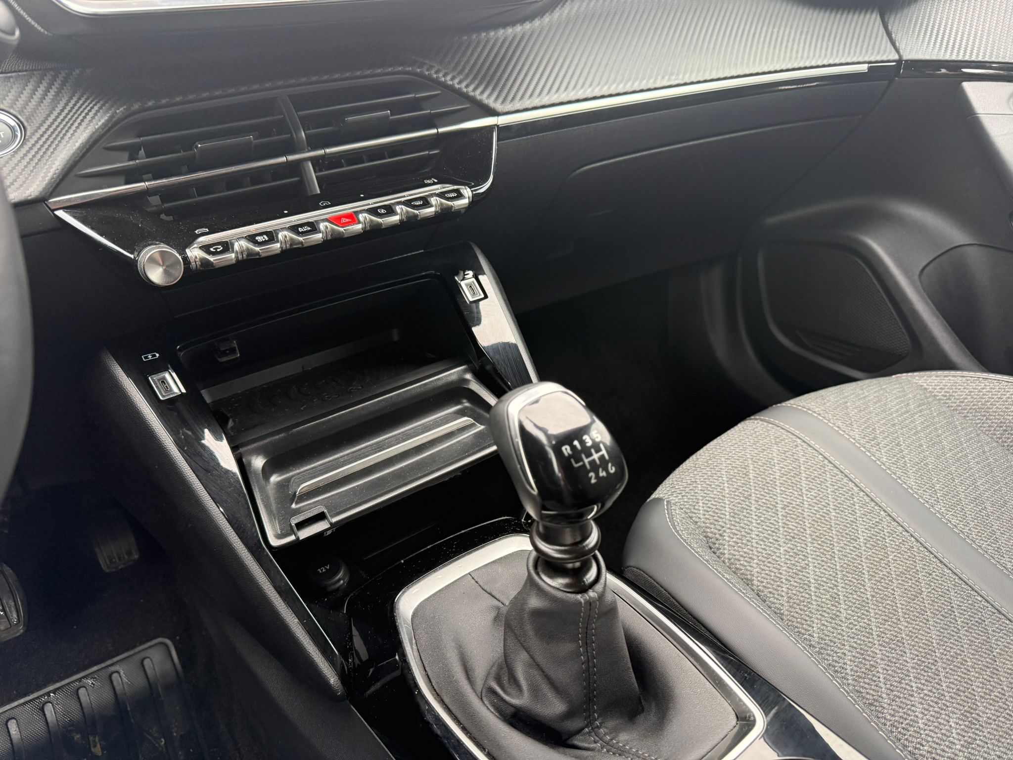 Achat PEUGEOT 2008 1.2 PURETECH 100CH ALLURE BVM6 06/11/2024 en France pour importation en Algérie (Occasion). Spécialiste Export -3 ans, CCR, Mujahid chez DJ CAR. Réf ak8l1r9l