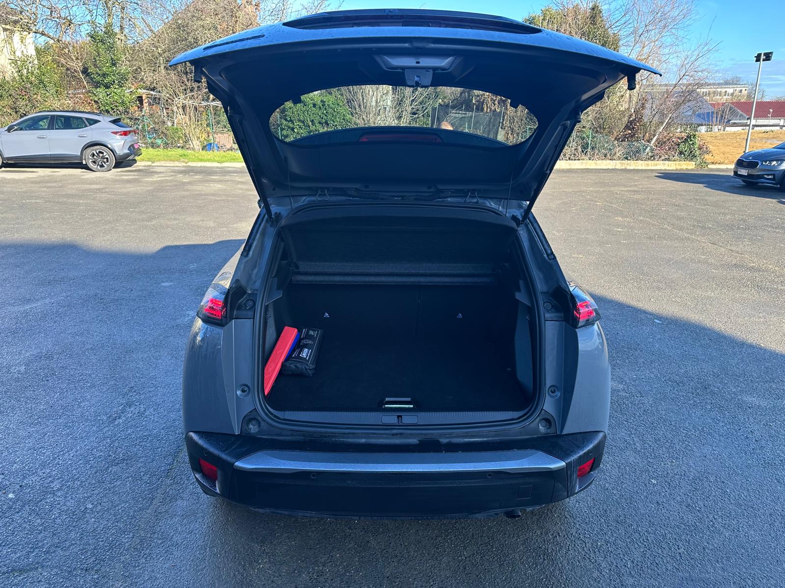 Achat PEUGEOT 2008 1,2 PURETECH 100CH ALLURE BVM6 22/05/2025 en France pour importation en Algérie (Occasion). Spécialiste Export -3 ans, CCR, Mujahid chez DJ CAR. Réf ce10ygg