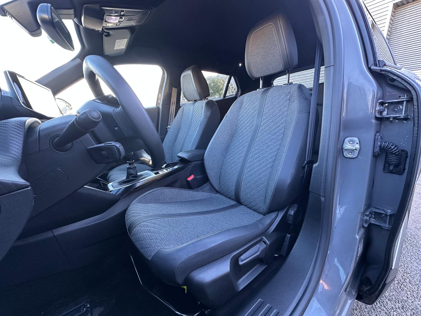 Achat PEUGEOT 2008 1,2 PURETECH 100CH ALLURE BVM6 22/05/2025 en France pour importation en Algérie (Occasion). Spécialiste Export -3 ans, CCR, Mujahid chez DJ CAR. Réf ce10ygg