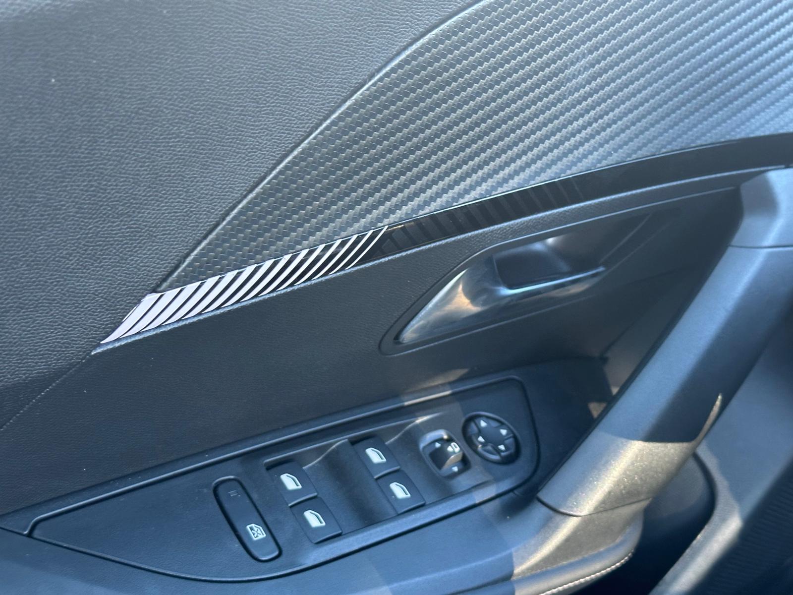 Achat PEUGEOT 2008 1,2 PURETECH 100CH ALLURE BVM6 22/05/2025 en France pour importation en Algérie (Occasion). Spécialiste Export -3 ans, CCR, Mujahid chez DJ CAR. Réf ce10ygg