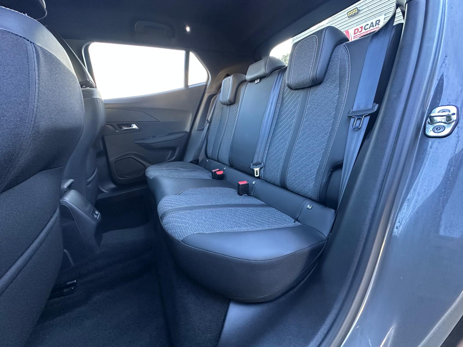 Achat PEUGEOT 2008 1,2 PURETECH 100CH ALLURE BVM6 22/05/2025 en France pour importation en Algérie (Occasion). Spécialiste Export -3 ans, CCR, Mujahid chez DJ CAR. Réf ce10ygg