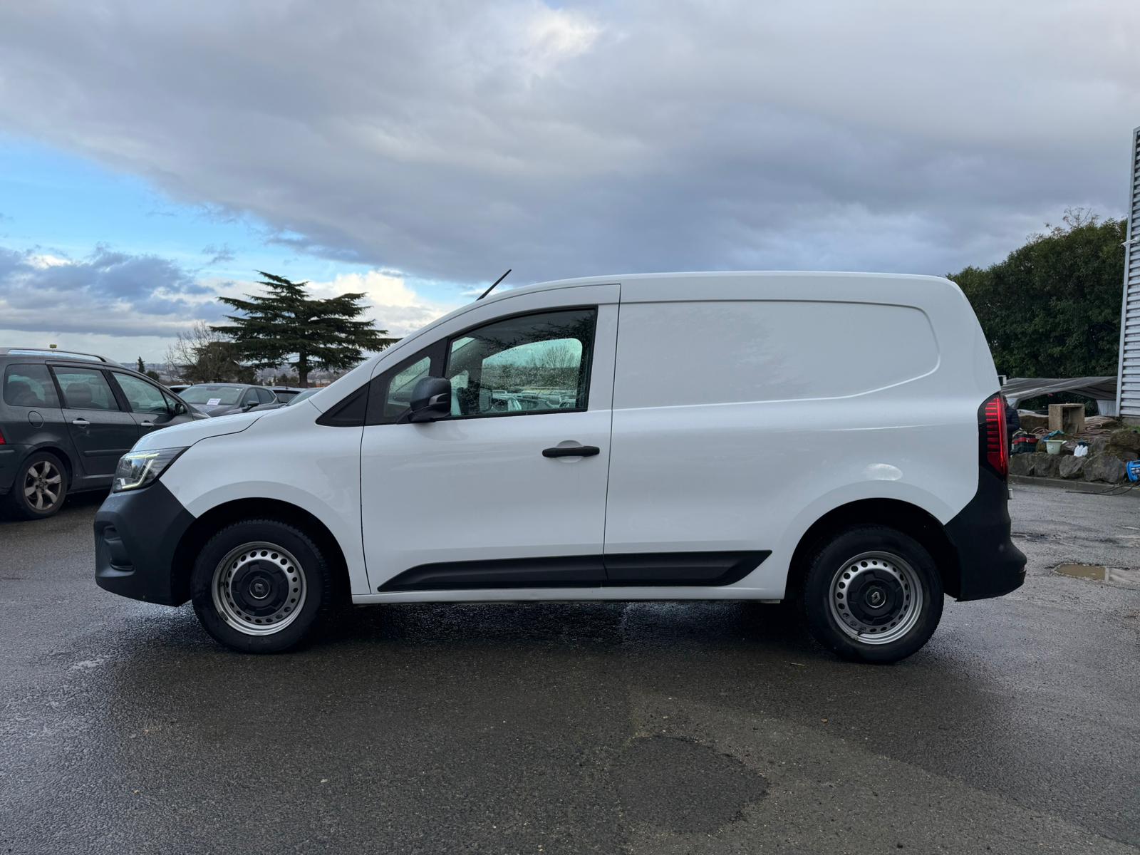 Achat RENAULT KANGOO VAN 1.3 TCE 100 KANGOO VAN – GRAND CONFORT 26/05/2023 en France pour importation en Algérie (Occasion). Spécialiste Export -3 ans, CCR, Mujahid chez DJ CAR. Réf crpq22by