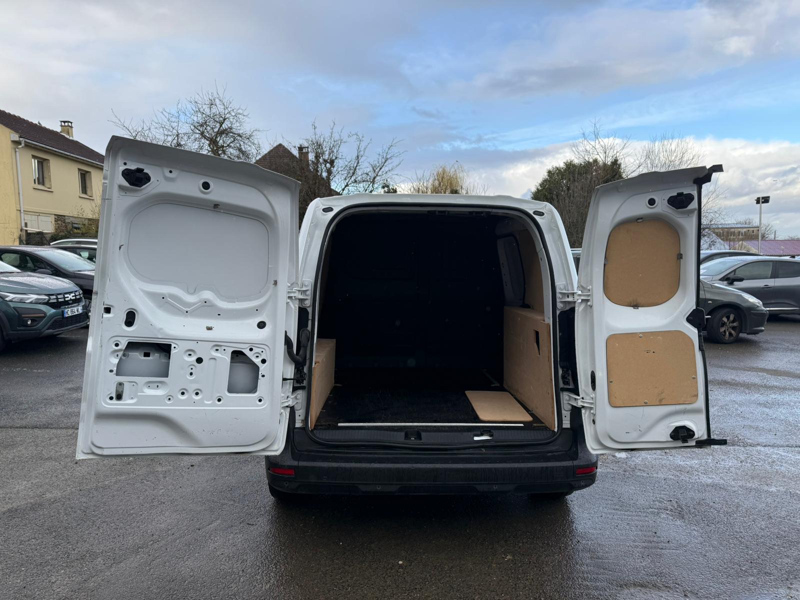 Achat RENAULT KANGOO VAN 1.3 TCE 100 KANGOO VAN – GRAND CONFORT 26/05/2023 en France pour importation en Algérie (Occasion). Spécialiste Export -3 ans, CCR, Mujahid chez DJ CAR. Réf crpq22by