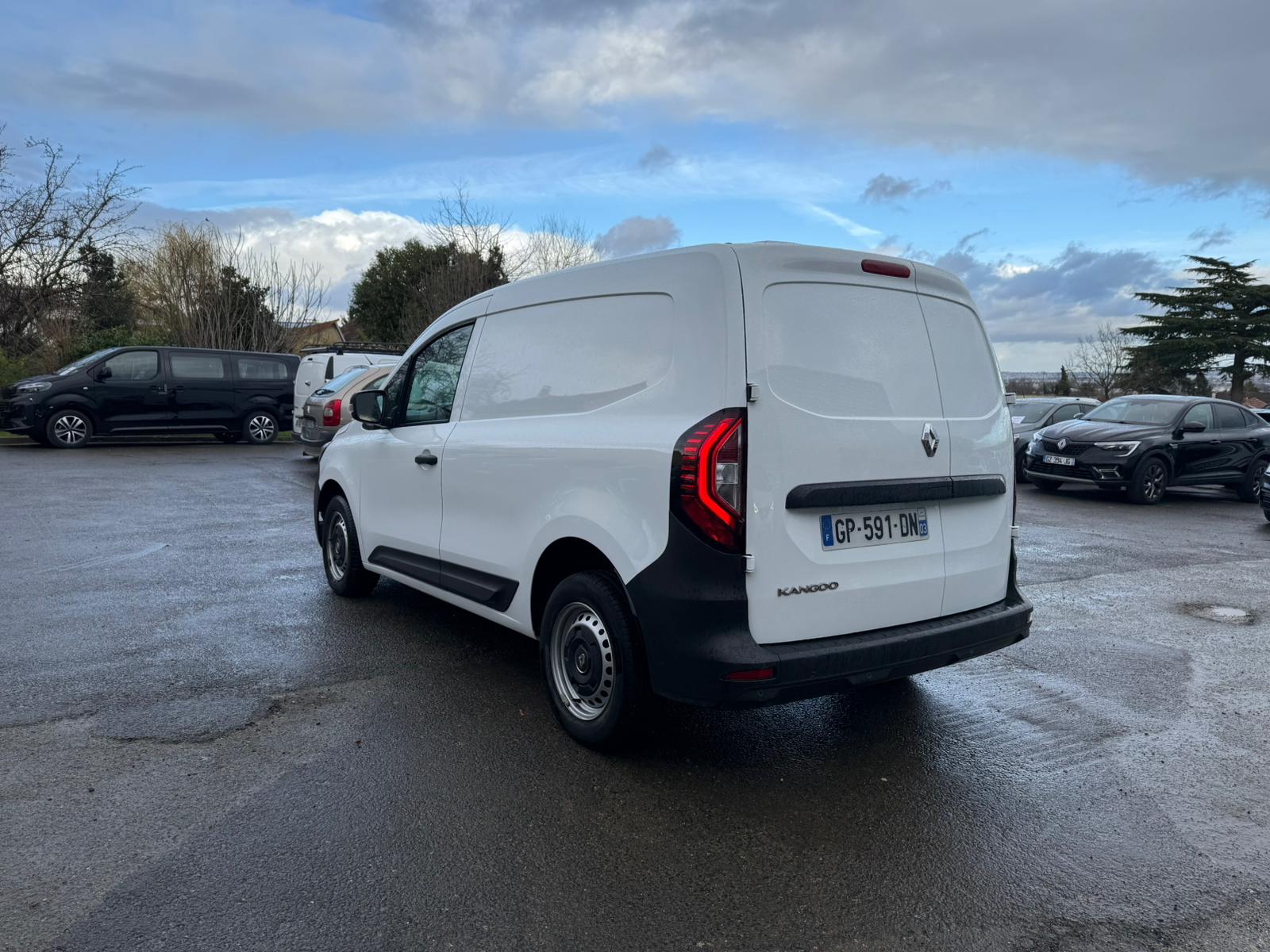Achat RENAULT KANGOO VAN 1.3 TCE 100 KANGOO VAN – GRAND CONFORT 26/05/2023 en France pour importation en Algérie (Occasion). Spécialiste Export -3 ans, CCR, Mujahid chez DJ CAR. Réf crpq22by