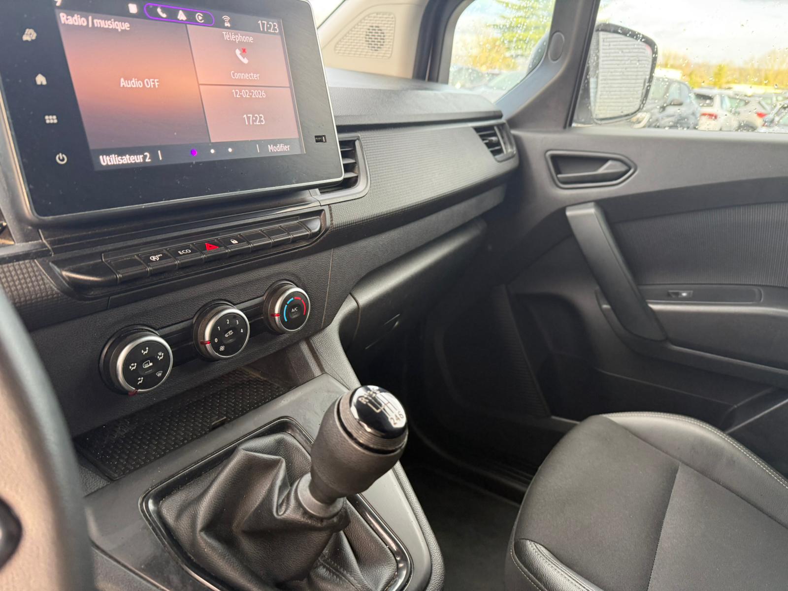 Achat RENAULT KANGOO VAN 1.3 TCE 100 KANGOO VAN – GRAND CONFORT 26/05/2023 en France pour importation en Algérie (Occasion). Spécialiste Export -3 ans, CCR, Mujahid chez DJ CAR. Réf crpq22by