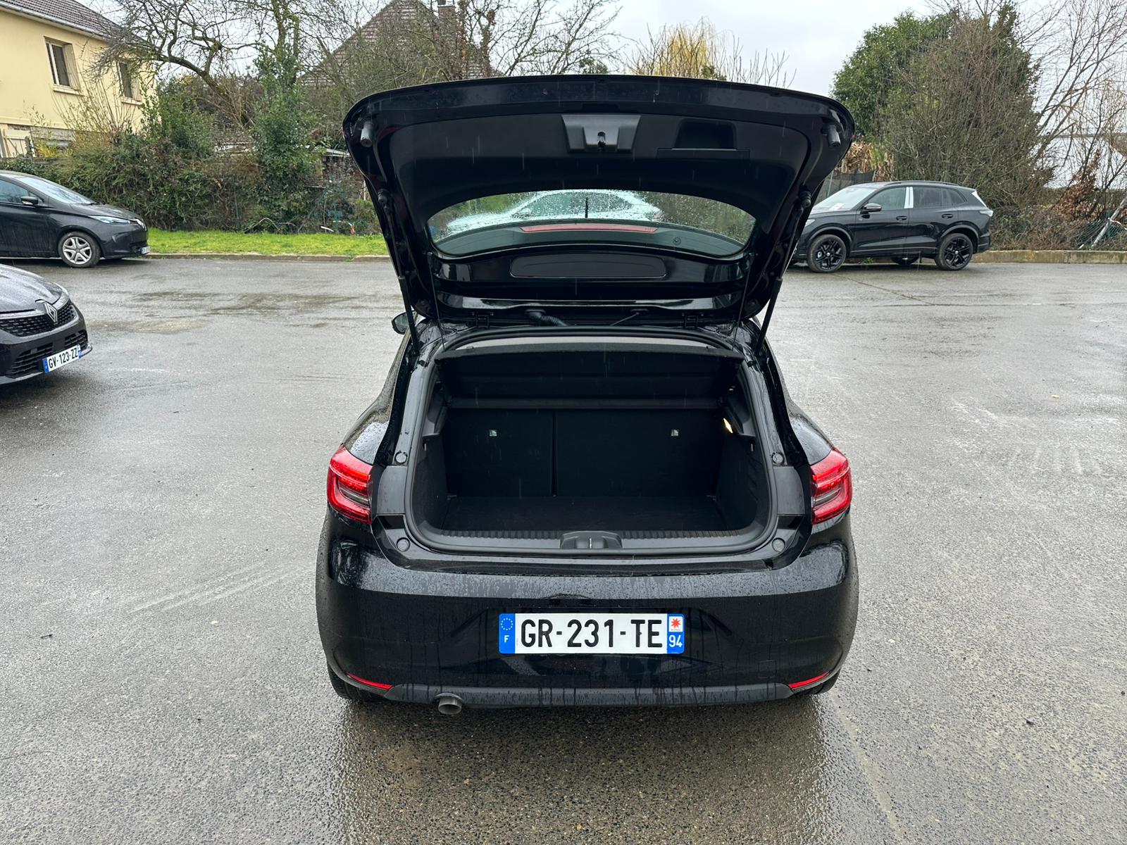 Achat RENAULT CLIO V 1.0 TCe 90 Equilibre – 5P 11/10/2023 en France pour importation en Algérie (Occasion). Spécialiste Export -3 ans, CCR, Mujahid chez DJ CAR. Réf qguut9ii1