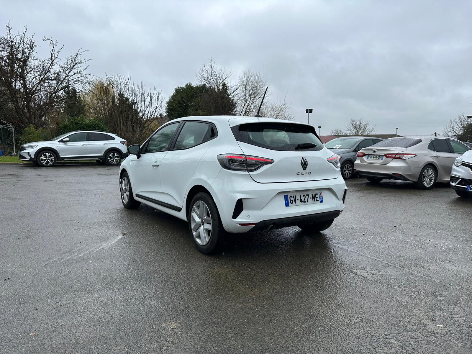 Achat RENAULT CLIO V 1.0 TCe 90CH Evolution – 5P 05/03/2024 en France pour importation en Algérie (Occasion). Spécialiste Export -3 ans, CCR, Mujahid chez DJ CAR. Réf xzbqltc