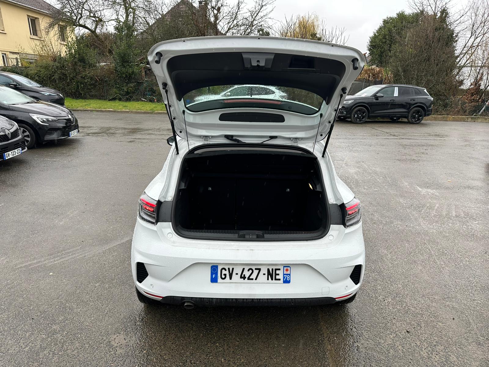 Achat RENAULT CLIO V 1.0 TCe 90CH Evolution – 5P 05/03/2024 en France pour importation en Algérie (Occasion). Spécialiste Export -3 ans, CCR, Mujahid chez DJ CAR. Réf xzbqltc