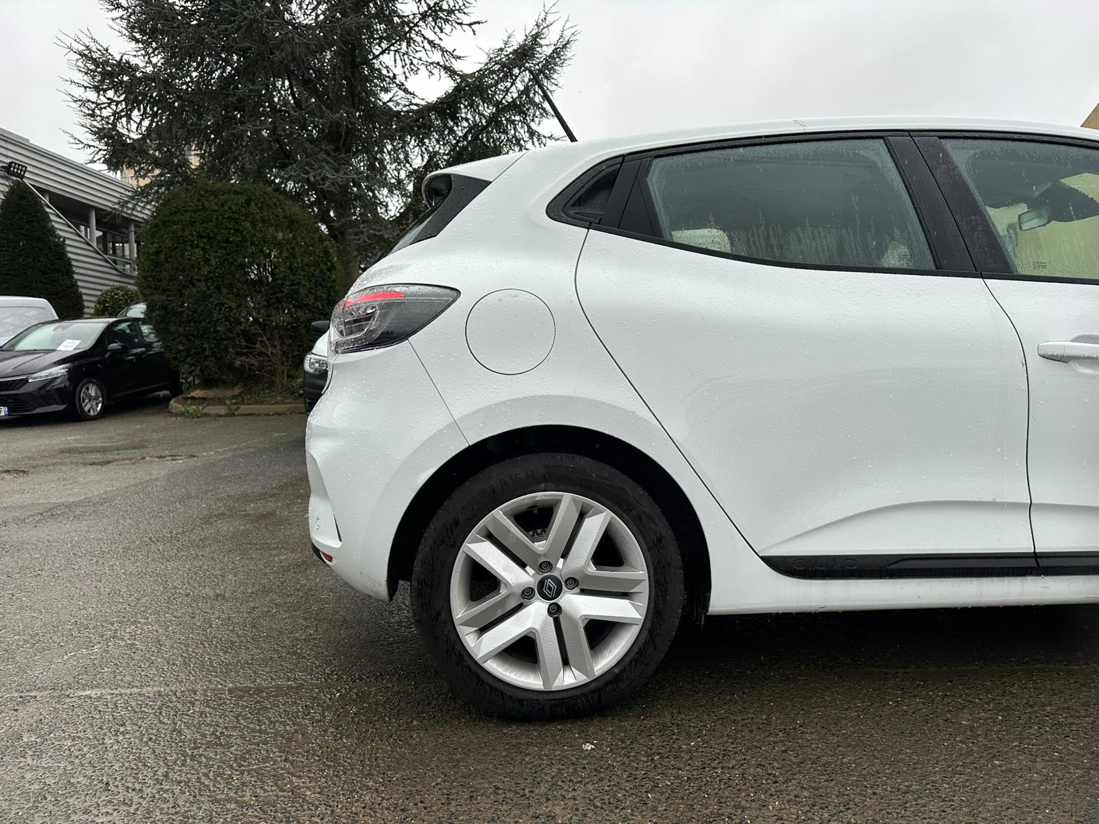 Achat RENAULT CLIO V 1.0 TCe 90CH Evolution – 5P 05/03/2024 en France pour importation en Algérie (Occasion). Spécialiste Export -3 ans, CCR, Mujahid chez DJ CAR. Réf xzbqltc