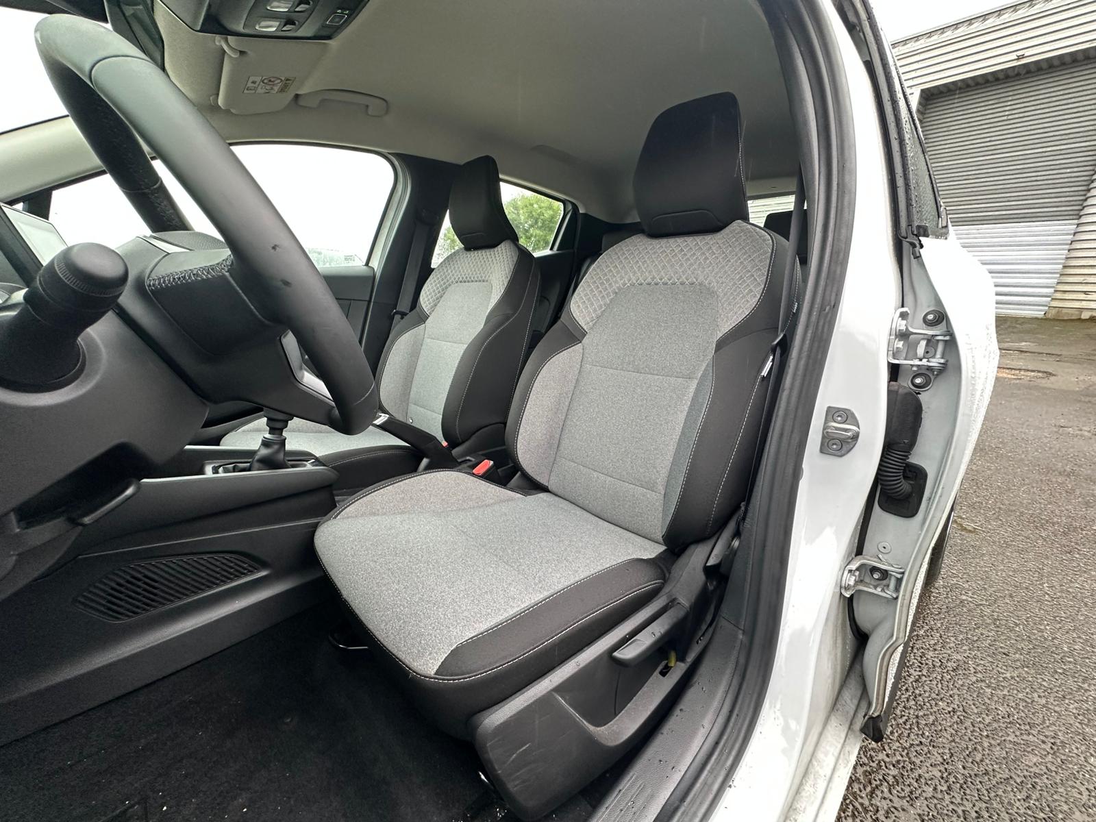 Achat RENAULT CLIO V 1.0 TCe 90CH Evolution – 5P 05/03/2024 en France pour importation en Algérie (Occasion). Spécialiste Export -3 ans, CCR, Mujahid chez DJ CAR. Réf xzbqltc