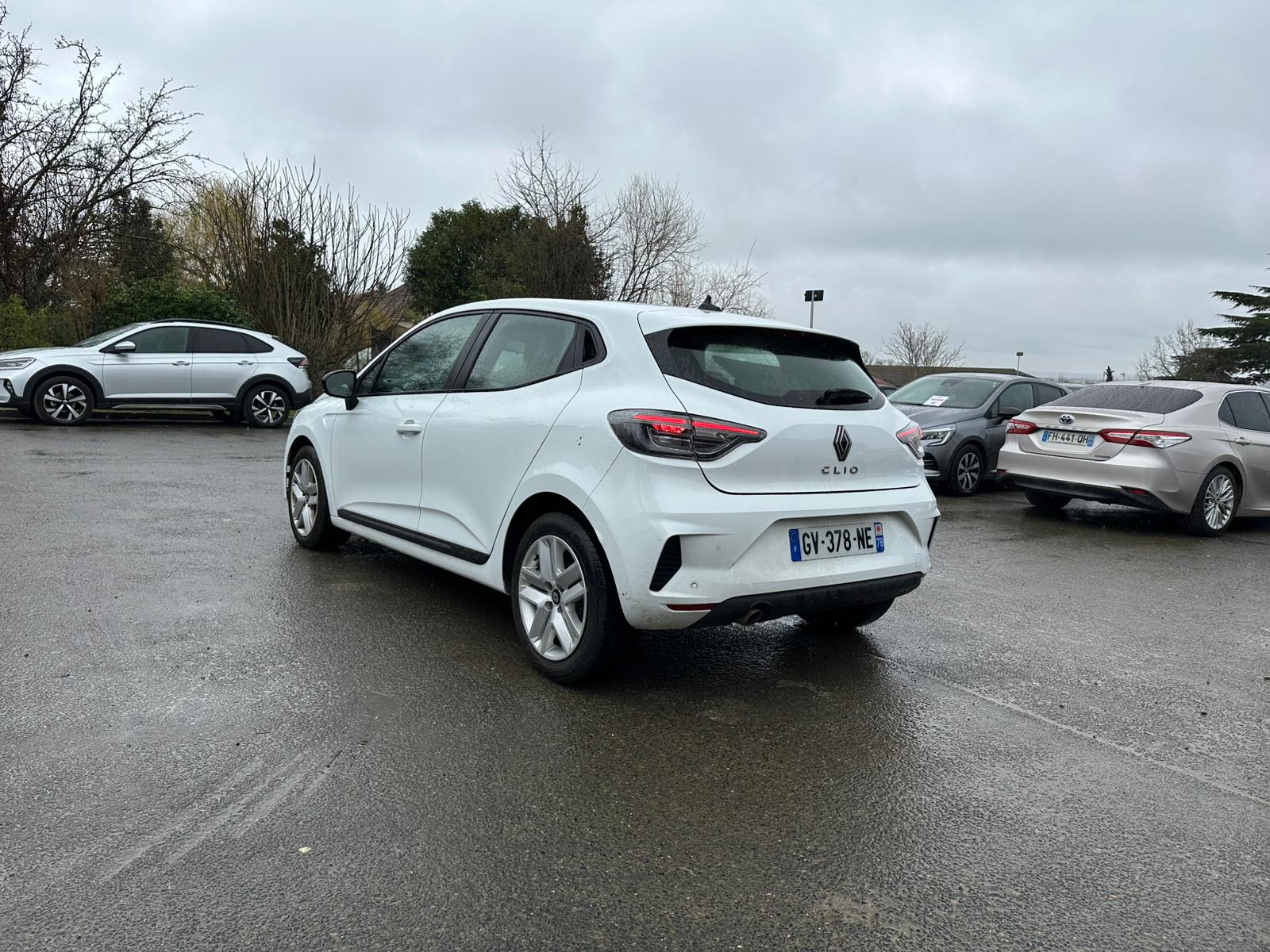 Achat RENAULT CLIO V 1.0 TCe 90 Evolution – 5P 05/03/2024 en France pour importation en Algérie (Occasion). Spécialiste Export -3 ans, CCR, Mujahid chez DJ CAR. Réf 9d2157w3