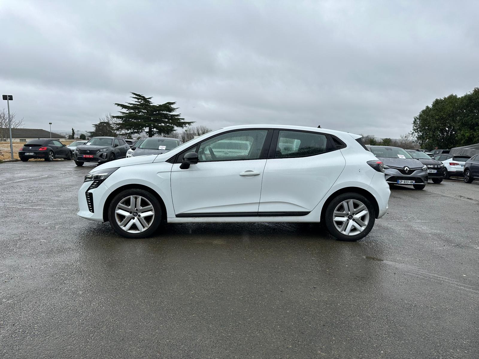 Achat RENAULT CLIO V 1.0 TCe 90 Evolution – 5P 05/03/2024 en France pour importation en Algérie (Occasion). Spécialiste Export -3 ans, CCR, Mujahid chez DJ CAR. Réf 9d2157w3