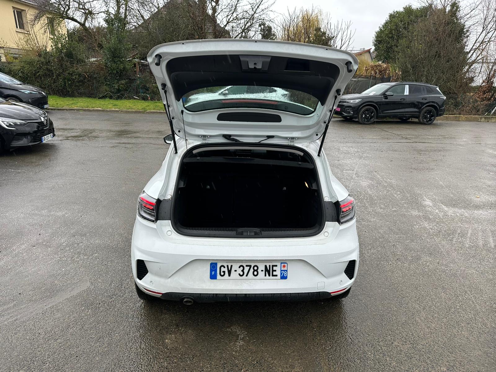 Achat RENAULT CLIO V 1.0 TCe 90 Evolution – 5P 05/03/2024 en France pour importation en Algérie (Occasion). Spécialiste Export -3 ans, CCR, Mujahid chez DJ CAR. Réf 9d2157w3