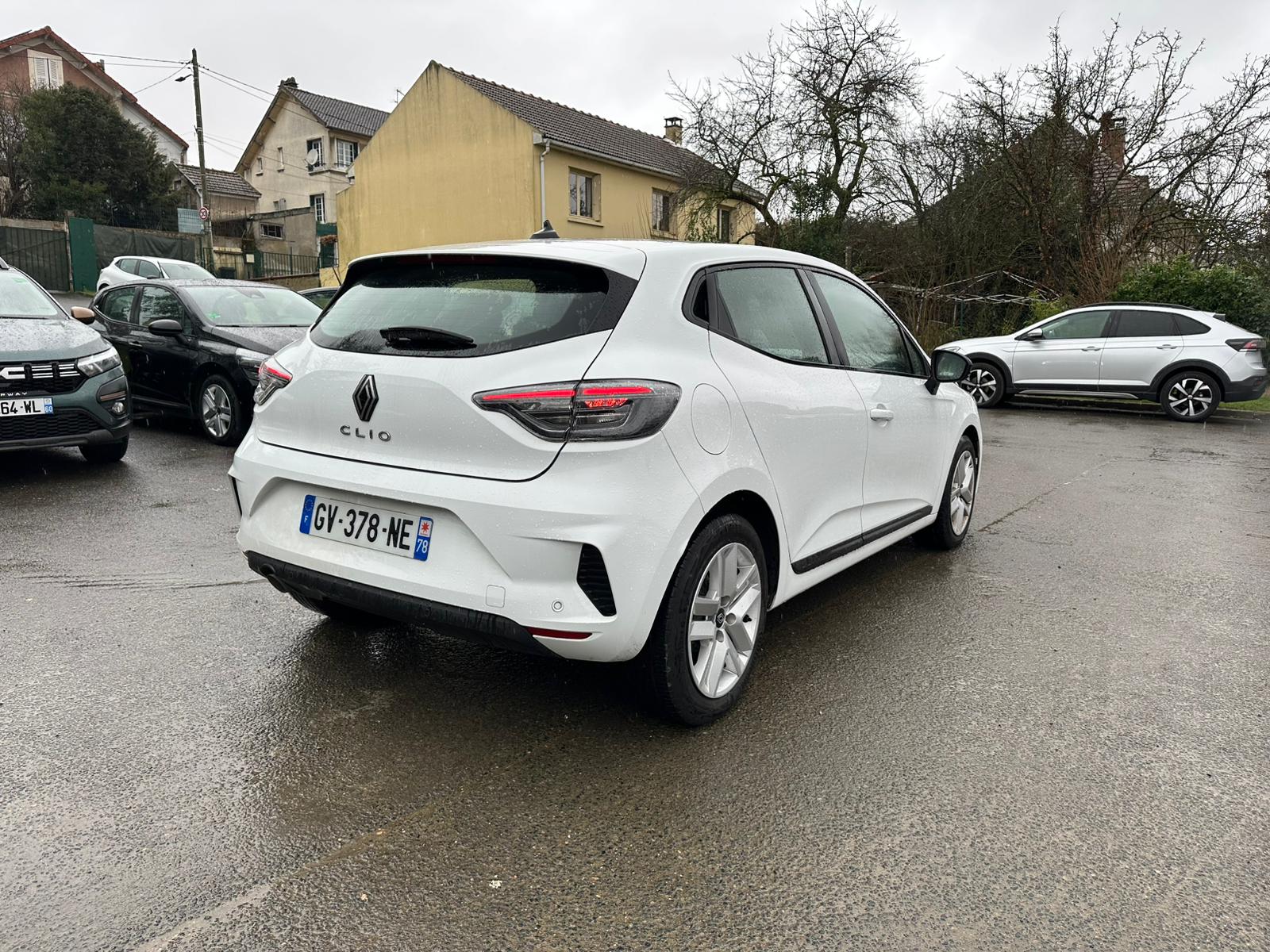 Achat RENAULT CLIO V 1.0 TCe 90 Evolution – 5P 05/03/2024 en France pour importation en Algérie (Occasion). Spécialiste Export -3 ans, CCR, Mujahid chez DJ CAR. Réf 9d2157w3