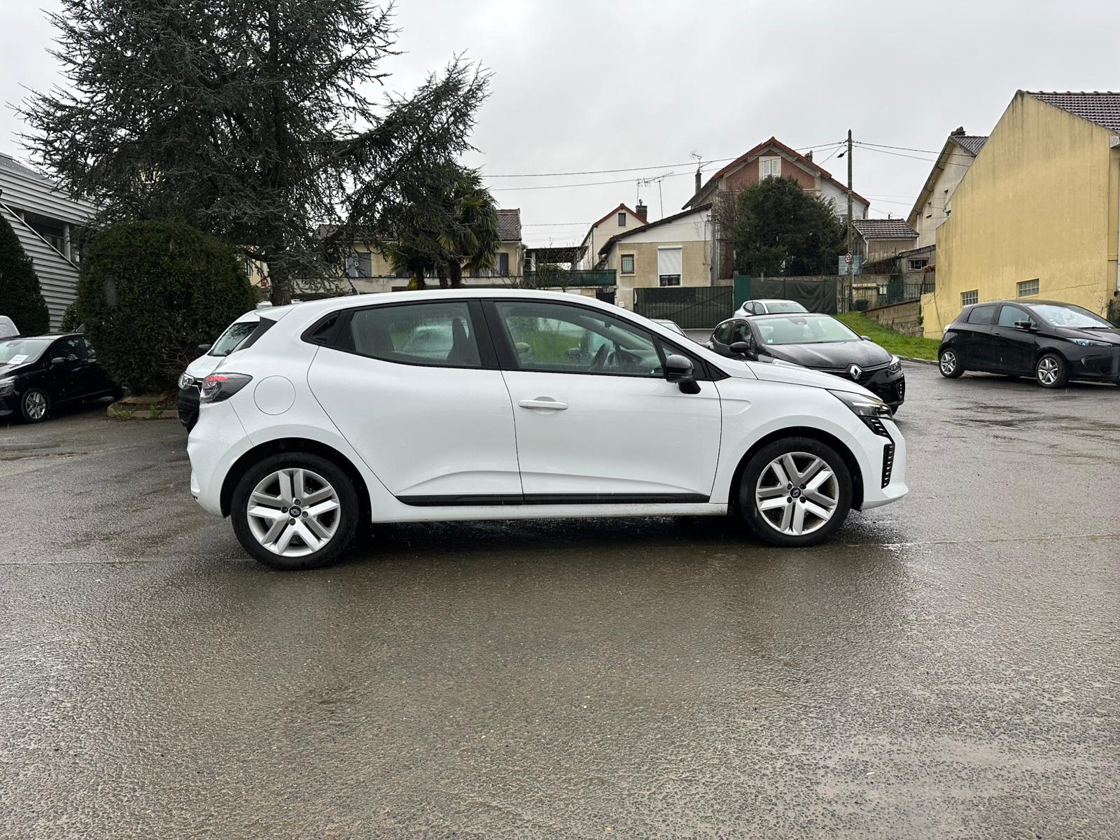 Achat RENAULT CLIO V 1.0 TCe 90 Evolution – 5P 05/03/2024 en France pour importation en Algérie (Occasion). Spécialiste Export -3 ans, CCR, Mujahid chez DJ CAR. Réf 9d2157w3