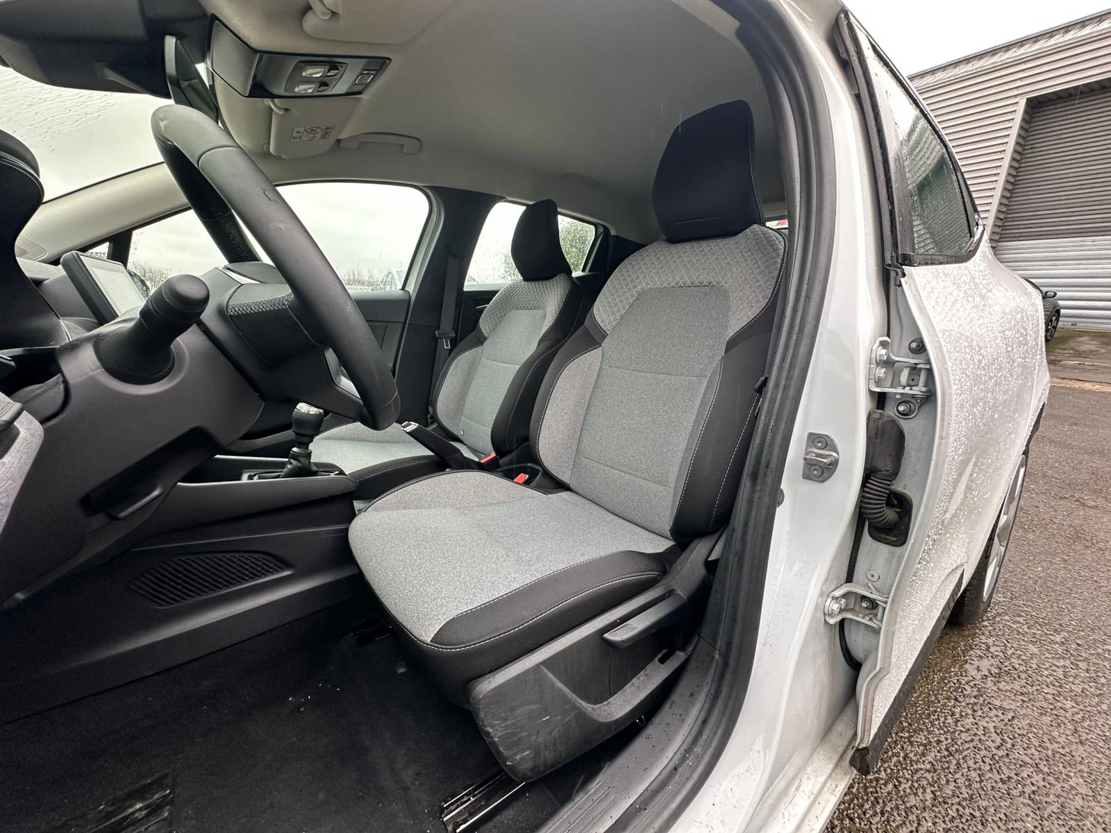 Achat RENAULT CLIO V 1.0 TCe 90 Evolution – 5P 05/03/2024 en France pour importation en Algérie (Occasion). Spécialiste Export -3 ans, CCR, Mujahid chez DJ CAR. Réf 9d2157w3