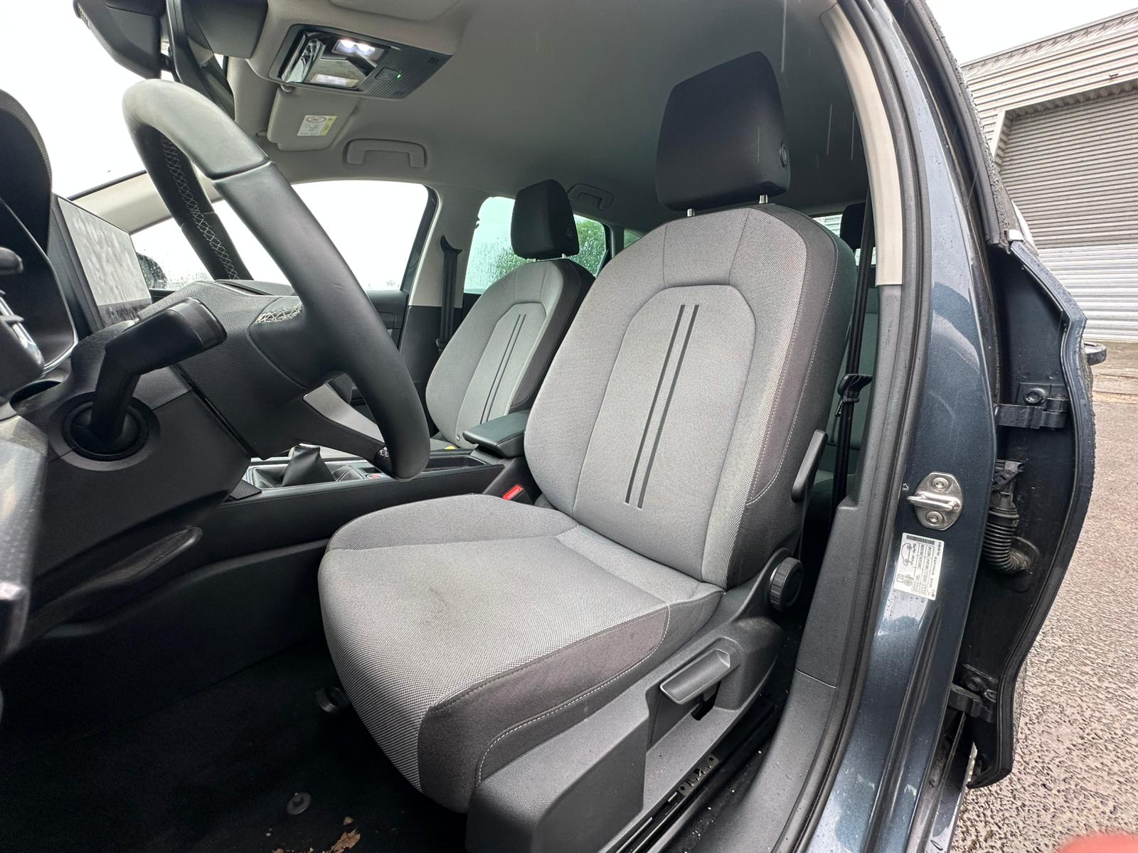 Achat SEAT LEON IV 1,5 TSI 115CV BVM STYLE 25 ANNIVERSAIRE 05/03/2025 en France pour importation en Algérie (Occasion). Spécialiste Export -3 ans, CCR, Mujahid chez DJ CAR. Réf 2bsr213