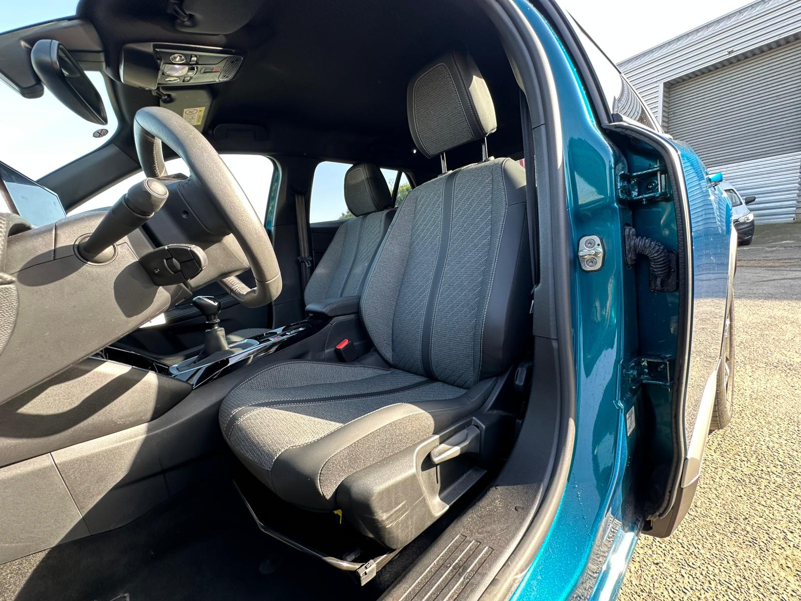 Achat PEUGEOT 2008 1.2 PureTech 100ch S&S BVM6 Allure – 5P 01/04/2025 en France pour importation en Algérie (Occasion). Spécialiste Export -3 ans, CCR, Mujahid chez DJ CAR. Réf 7tgrv4zh