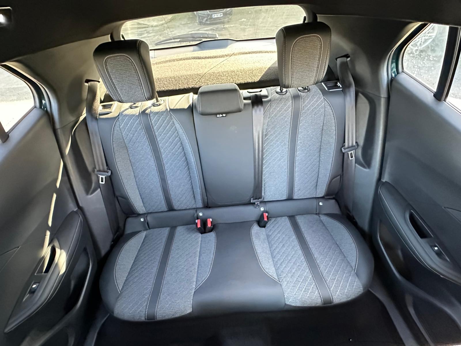 Achat PEUGEOT 2008 1.2 PureTech 100ch S&S BVM6 Allure – 5P 01/04/2025 en France pour importation en Algérie (Occasion). Spécialiste Export -3 ans, CCR, Mujahid chez DJ CAR. Réf 7tgrv4zh