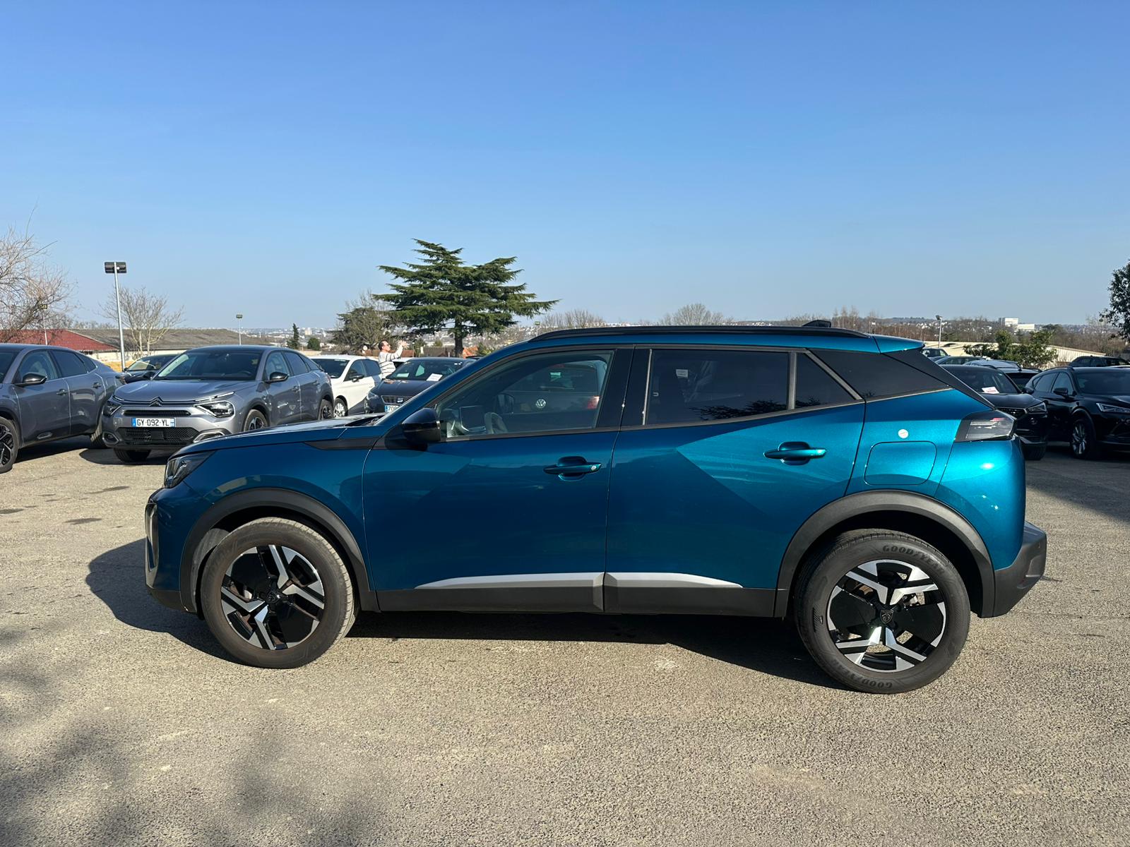 Achat PEUGEOT 2008 1.2 PureTech 100ch S&S BVM6 Allure – 5P 01/04/2025 en France pour importation en Algérie (Occasion). Spécialiste Export -3 ans, CCR, Mujahid chez DJ CAR. Réf 7tgrv4zh