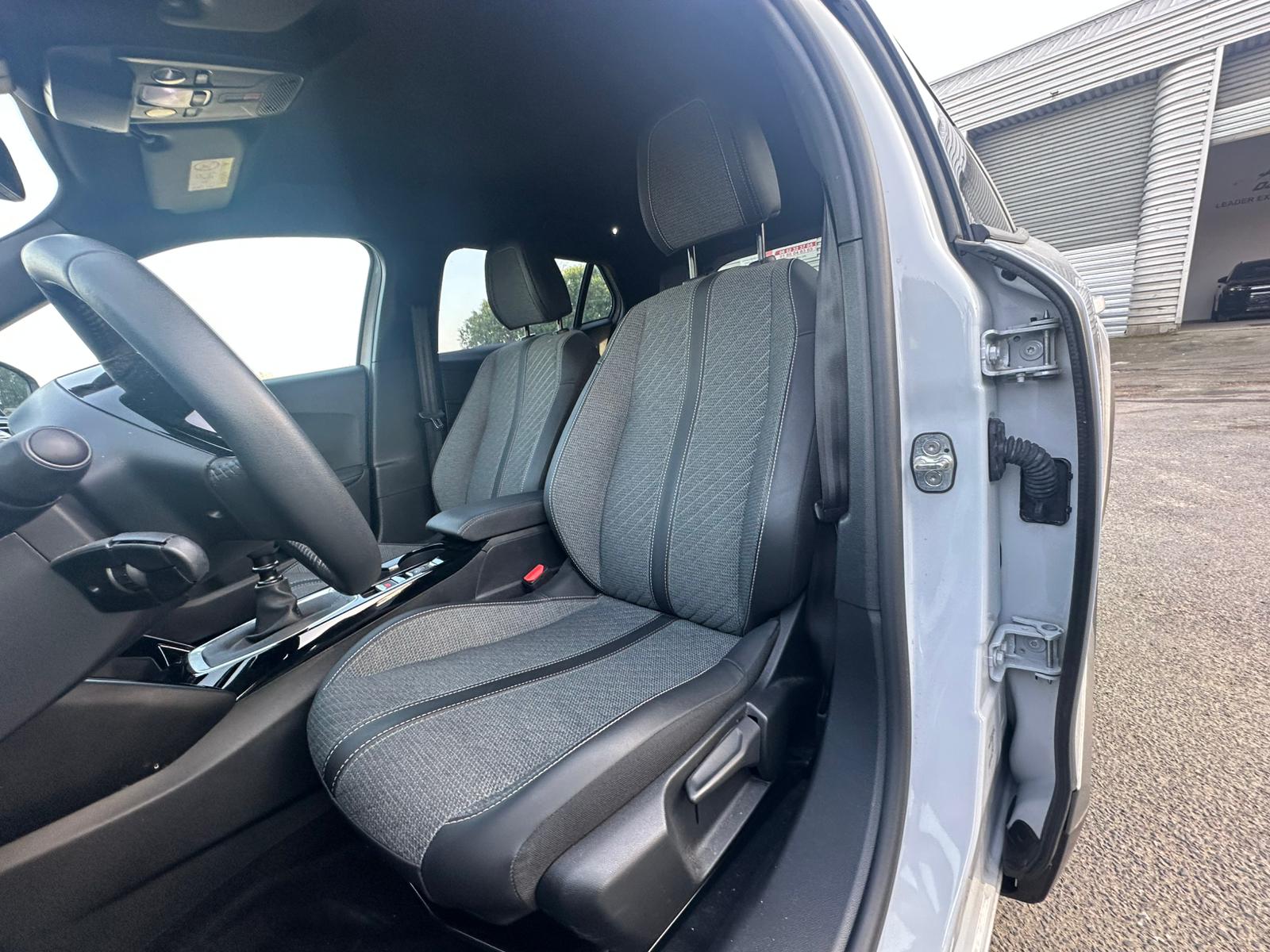 Achat PEUGEOT 2008 1.2 PureTech 100ch S&S BVM6 Allure – 5P 07/03/2025 en France pour importation en Algérie (Occasion). Spécialiste Export -3 ans, CCR, Mujahid chez DJ CAR. Réf qcs0s9t