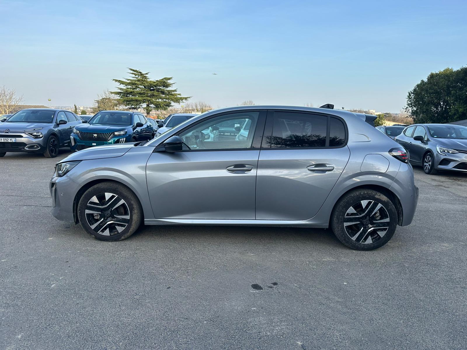 Achat PEUGEOT 208 1.2 PureTech 100 S&S BVM6 Allure – 5P 22/02/2024 en France pour importation en Algérie (Occasion). Spécialiste Export -3 ans, CCR, Mujahid chez DJ CAR. Réf 1ldvf1oec