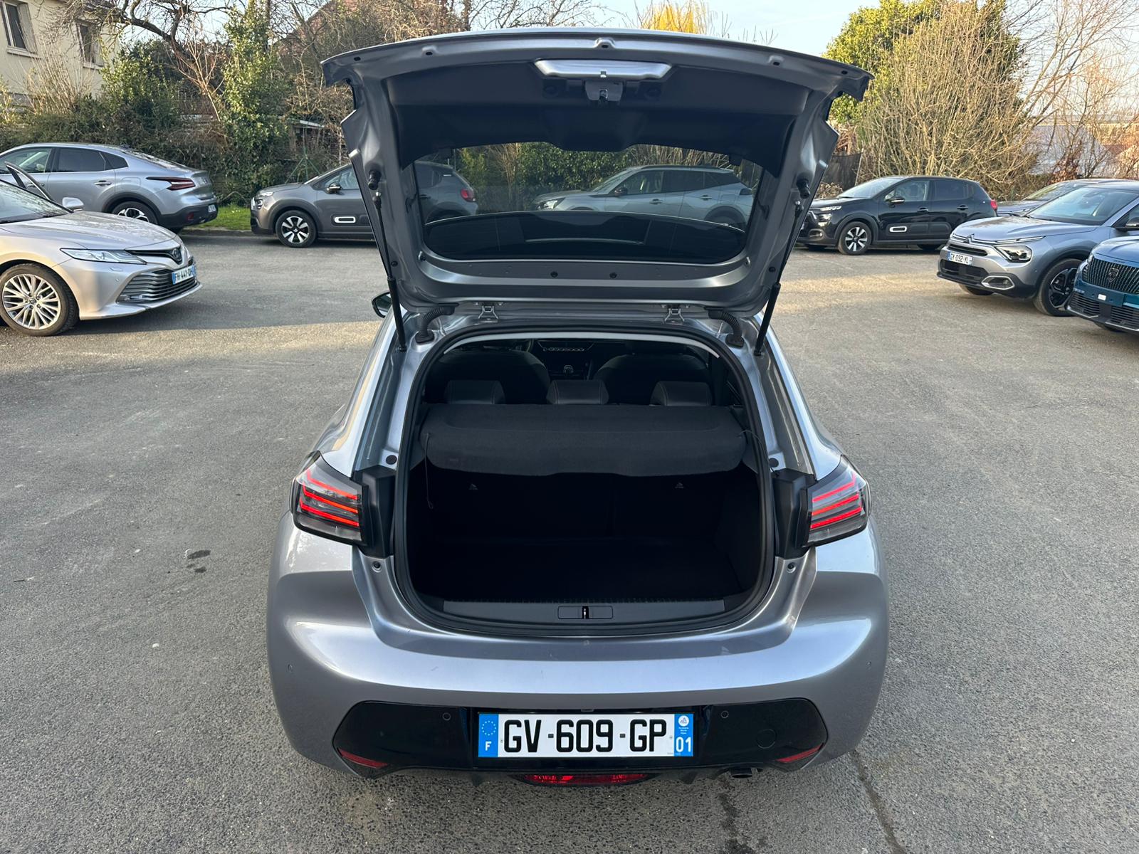 Achat PEUGEOT 208 1.2 PureTech 100 S&S BVM6 Allure – 5P 22/02/2024 en France pour importation en Algérie (Occasion). Spécialiste Export -3 ans, CCR, Mujahid chez DJ CAR. Réf 1ldvf1oec