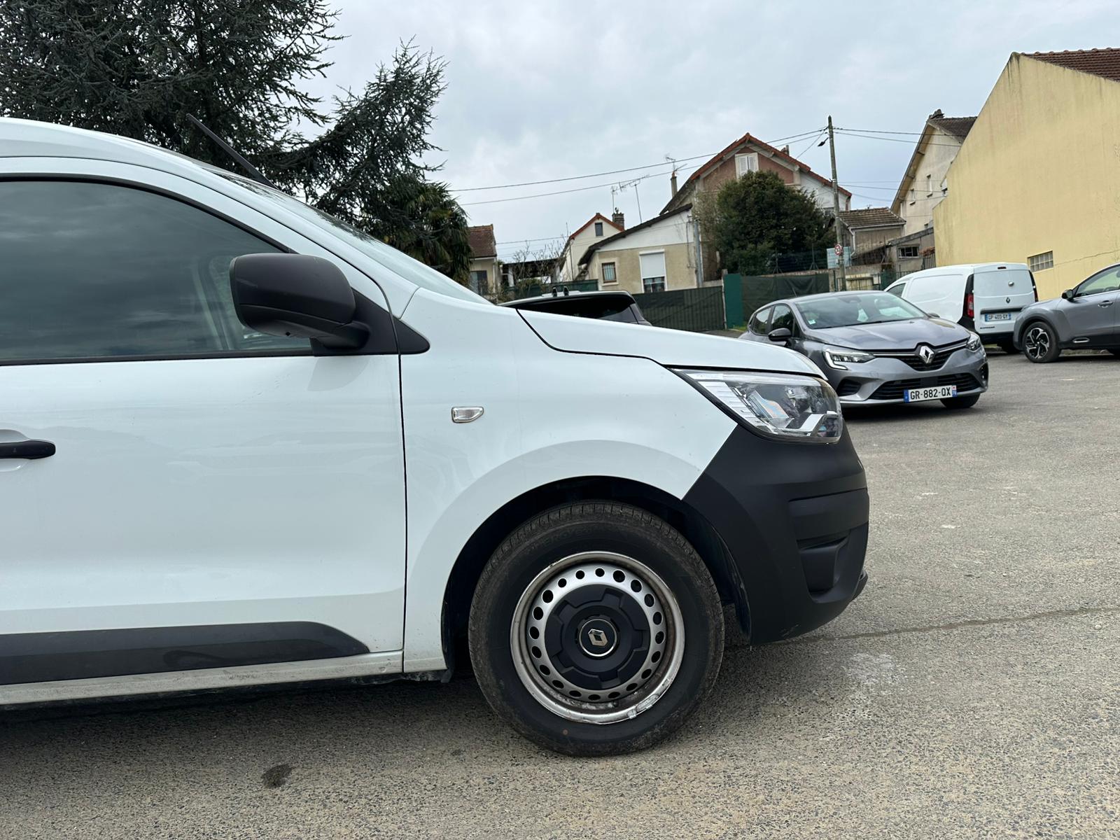 Achat RENAULT EXPRESS VAN 1.3 TCE 100 EXPRESS VAN – 22 CONFORT 28/06/2023 en France pour importation en Algérie (Occasion). Spécialiste Export -3 ans, CCR, Mujahid chez DJ CAR. Réf 2bu6nvwwn