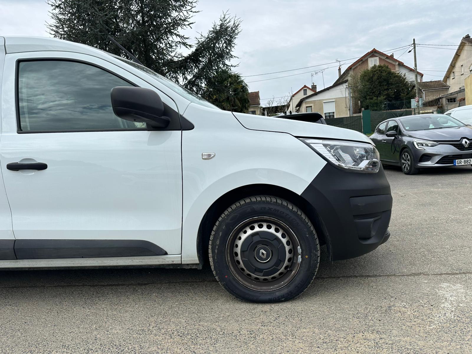 Achat RENAULT EXPRESS VAN 1.3 TCE 100 EXPRESS VAN – 22 CONFORT 28/06/2023 en France pour importation en Algérie (Occasion). Spécialiste Export -3 ans, CCR, Mujahid chez DJ CAR. Réf 10ytq133