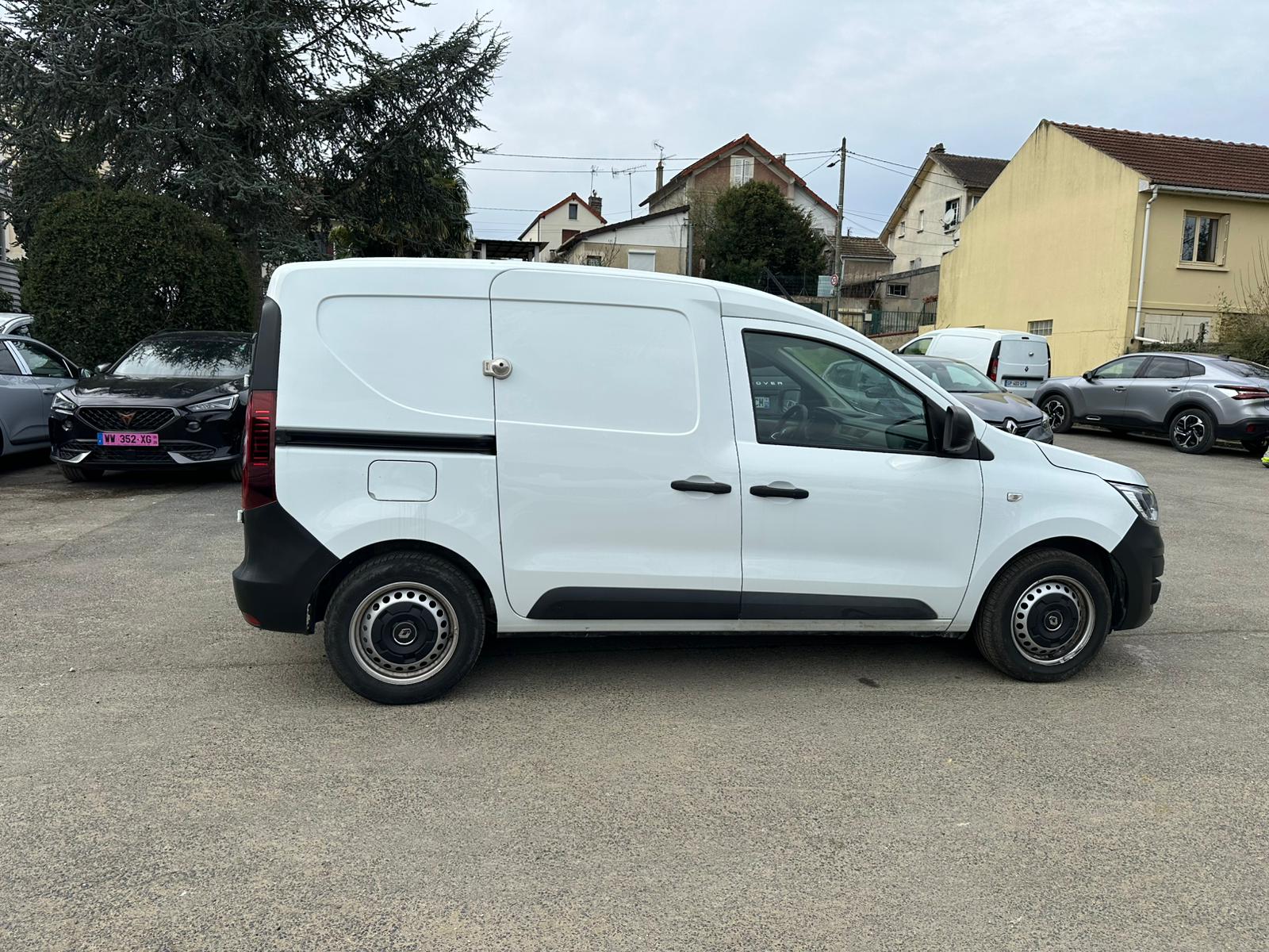 Achat RENAULT EXPRESS VAN 1.3 TCE 100 EXPRESS VAN – 22 CONFORT 28/06/2023 en France pour importation en Algérie (Occasion). Spécialiste Export -3 ans, CCR, Mujahid chez DJ CAR. Réf 2bu6nvwwn