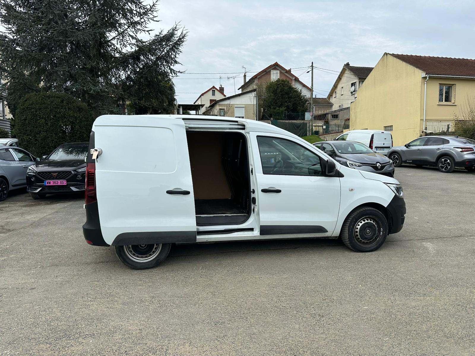 Achat RENAULT EXPRESS VAN 1.3 TCE 100 EXPRESS VAN – 22 CONFORT 28/06/2023 en France pour importation en Algérie (Occasion). Spécialiste Export -3 ans, CCR, Mujahid chez DJ CAR. Réf 10ytq133