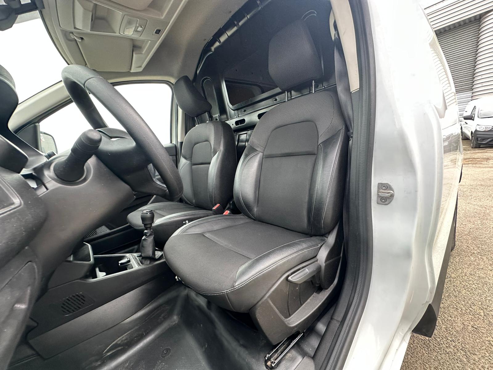 Achat RENAULT EXPRESS VAN 1.3 TCE 100 EXPRESS VAN – 22 CONFORT 28/06/2023 en France pour importation en Algérie (Occasion). Spécialiste Export -3 ans, CCR, Mujahid chez DJ CAR. Réf 2bu6nvwwn