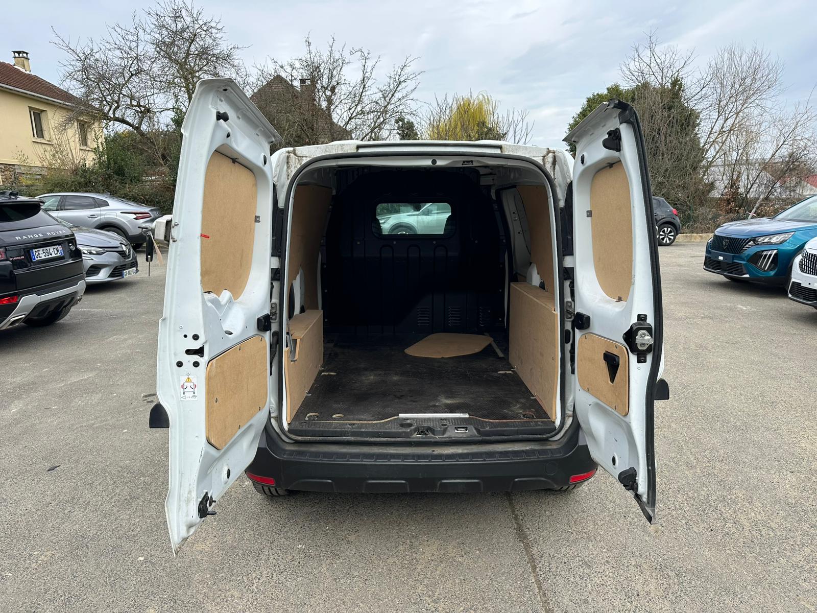 Achat RENAULT EXPRESS VAN 1.3 TCE 100 EXPRESS VAN – 22 CONFORT 28/06/2023 en France pour importation en Algérie (Occasion). Spécialiste Export -3 ans, CCR, Mujahid chez DJ CAR. Réf 10ytq133